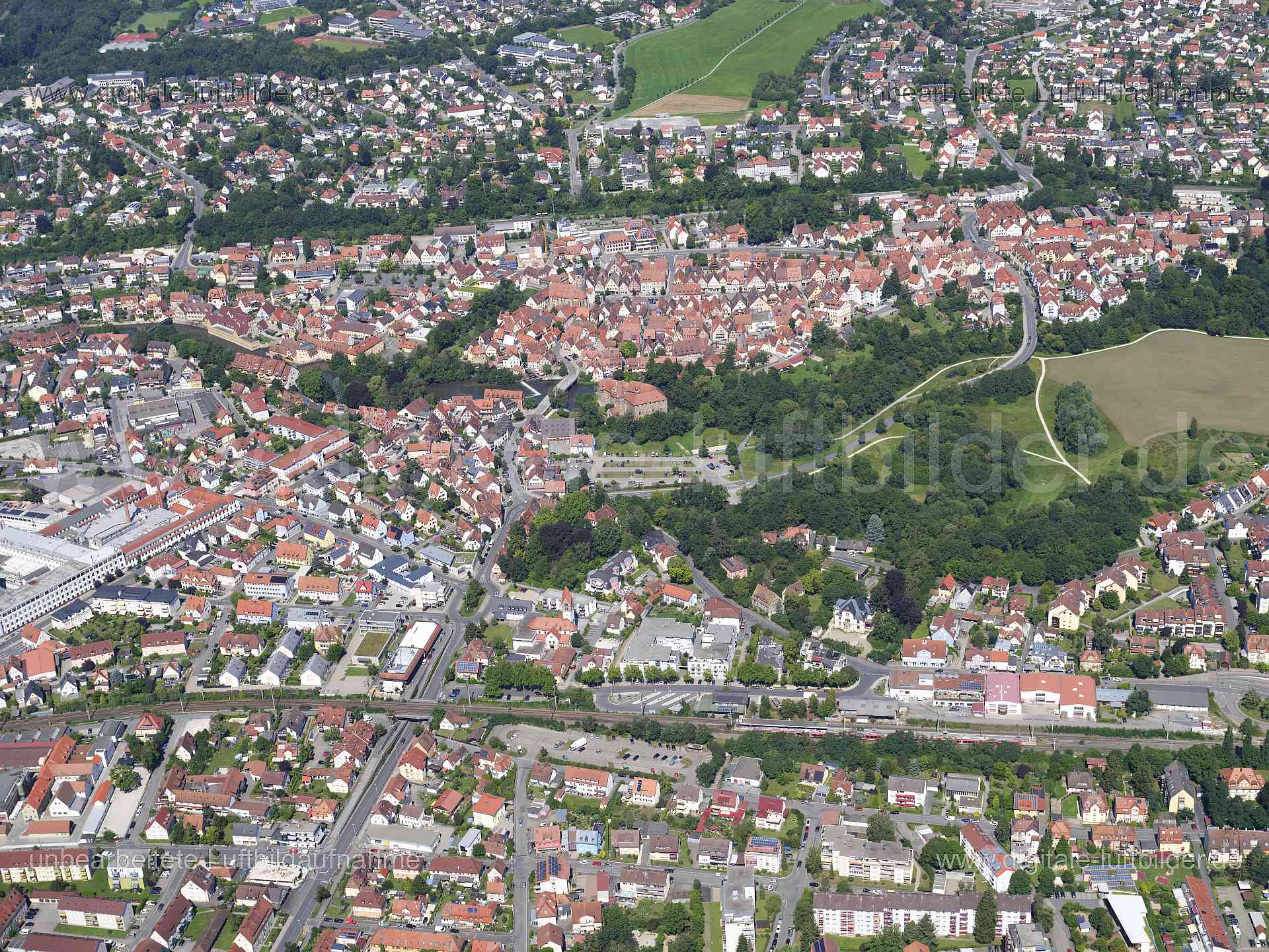 Titel: Lauf an der Pegnitz, Bildnummer: f550350, Ort / Stadt: Lauf an der Pegnitz, (Land)Kreis: Landkreis Nürnberger Land, Regierungsbezirk: Mittelfranken, Bundesland: Bayern, Aufnahmedatum: 11.08.2024, Schlagwörter: Deutschland, , Lauf an der Pegnitz, Monat: August, Jahreszeit: Sommer, Tageszeit: Mittag / Nachmittag, Jahr: 2024, Flug ID: 20240811, Bildstatus: unbearbeitetes Rohbild, Bildabmessung: 11648 x 8736 Pixel, Fotograf & Copyright: Oliver Acker