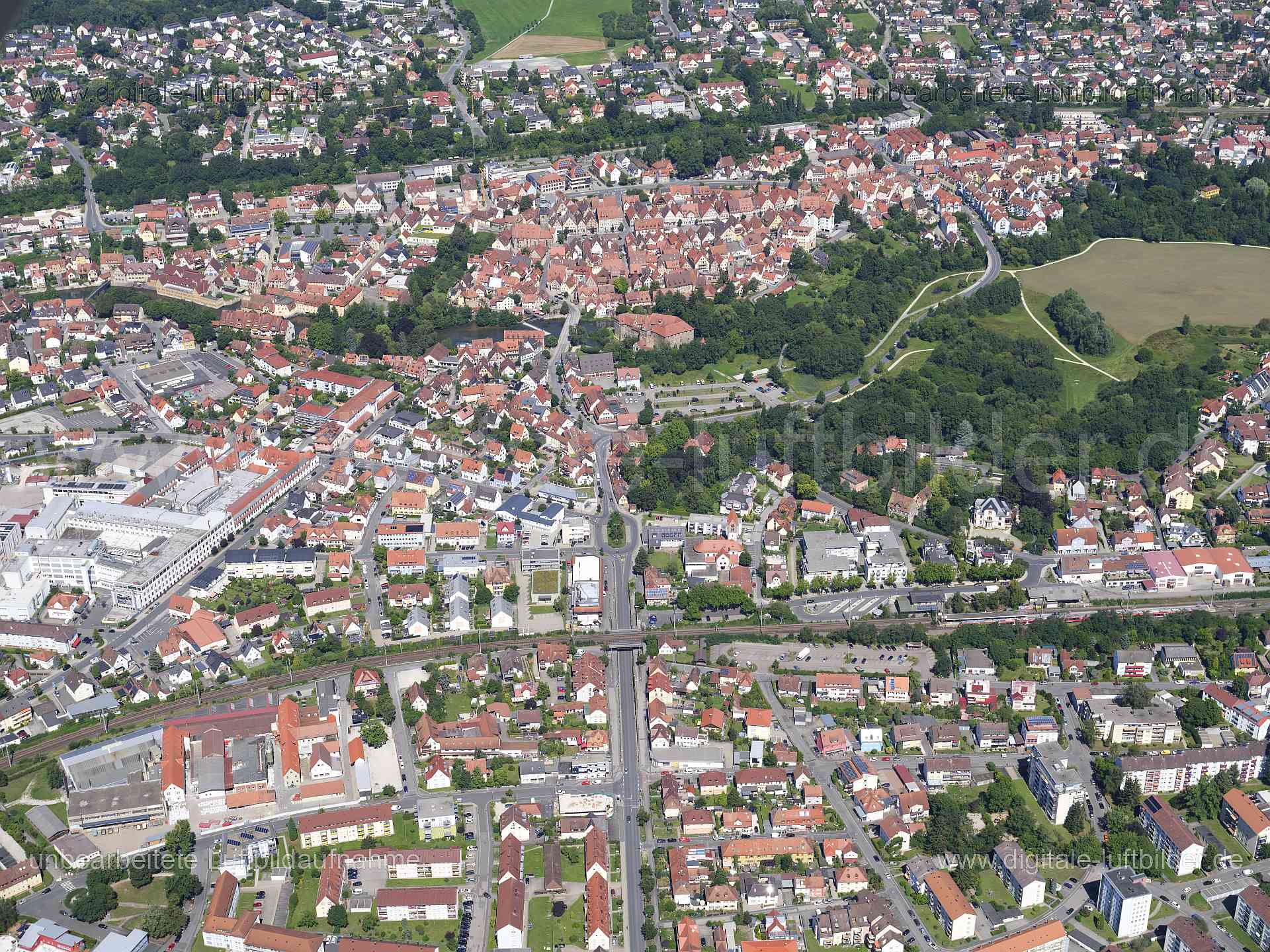 Titel: Lauf an der Pegnitz, Bildnummer: f550360, Ort / Stadt: Lauf an der Pegnitz, (Land)Kreis: Landkreis Nürnberger Land, Regierungsbezirk: Mittelfranken, Bundesland: Bayern, Aufnahmedatum: 11.08.2024, Schlagwörter: Deutschland, , Lauf an der Pegnitz, Monat: August, Jahreszeit: Sommer, Tageszeit: Mittag / Nachmittag, Jahr: 2024, Flug ID: 20240811, Bildstatus: unbearbeitetes Rohbild, Bildabmessung: 11648 x 8736 Pixel, Fotograf & Copyright: Oliver Acker