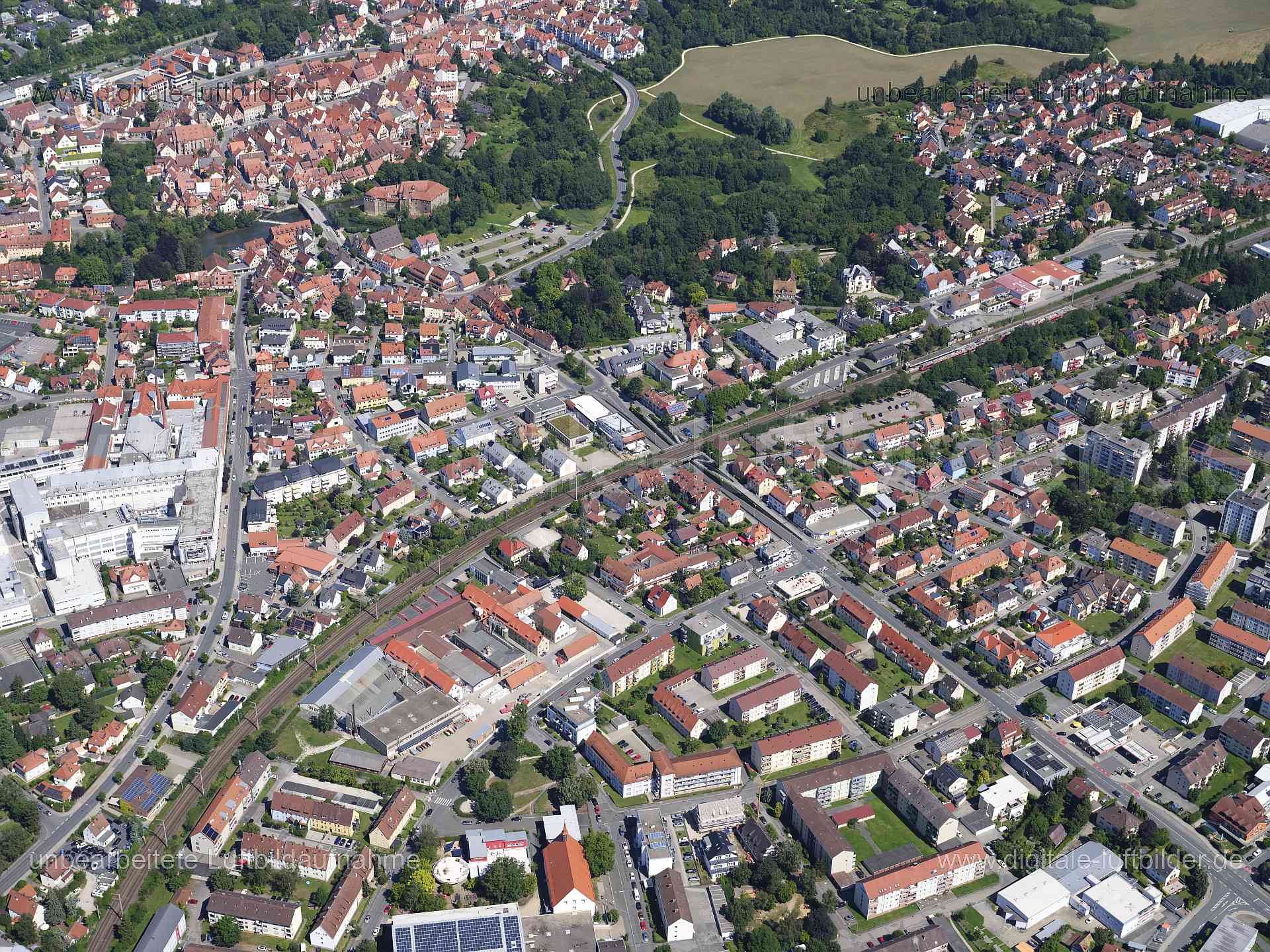 Titel: Lauf an der Pegnitz, Bildnummer: f550380, Ort / Stadt: Lauf an der Pegnitz, (Land)Kreis: Landkreis Nürnberger Land, Regierungsbezirk: Mittelfranken, Bundesland: Bayern, Aufnahmedatum: 11.08.2024, Schlagwörter: Deutschland, , Lauf an der Pegnitz, Sembach GmbH & Co. KG, Monat: August, Jahreszeit: Sommer, Tageszeit: Mittag / Nachmittag, Jahr: 2024, Flug ID: 20240811, Bildstatus: unbearbeitetes Rohbild, Bildabmessung: 11648 x 8736 Pixel, Fotograf & Copyright: Oliver Acker