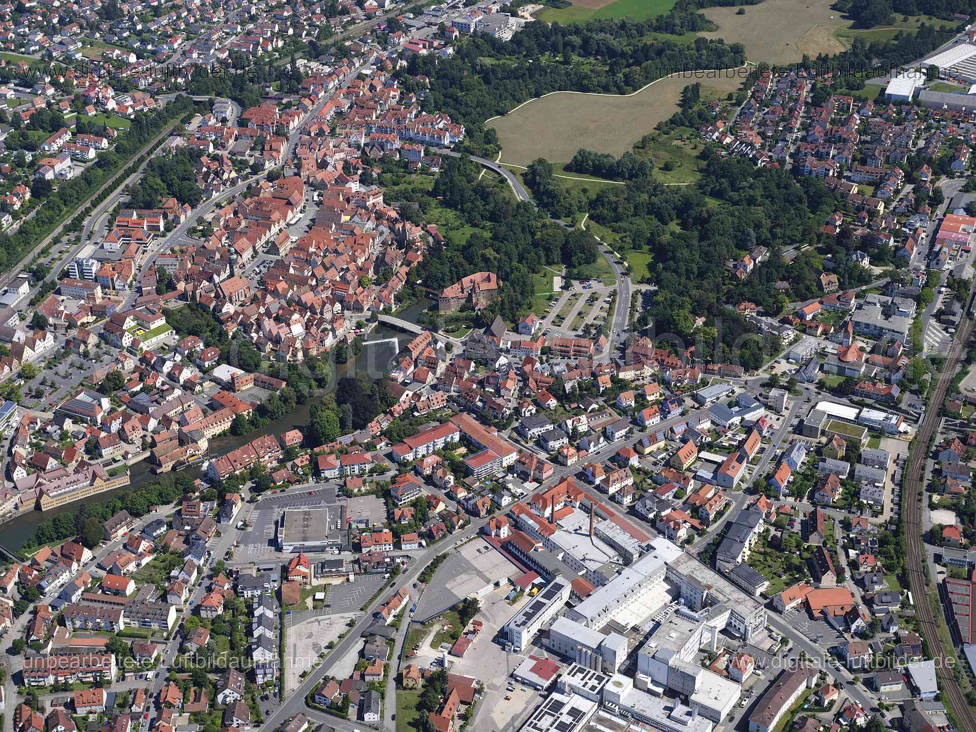 Titel: Lauf an der Pegnitz, Bildnummer: f550390, Ort / Stadt: Lauf an der Pegnitz, (Land)Kreis: Landkreis Nürnberger Land, Regierungsbezirk: Mittelfranken, Bundesland: Bayern, Aufnahmedatum: 11.08.2024, Schlagwörter: Deutschland, , Lauf an der Pegnitz, Wenzelburg, Pegnitz, Monat: August, Jahreszeit: Sommer, Tageszeit: Mittag / Nachmittag, Jahr: 2024, Flug ID: 20240811, Bildstatus: unbearbeitetes Rohbild, Bildabmessung: 11648 x 8736 Pixel, Fotograf & Copyright: Oliver Acker