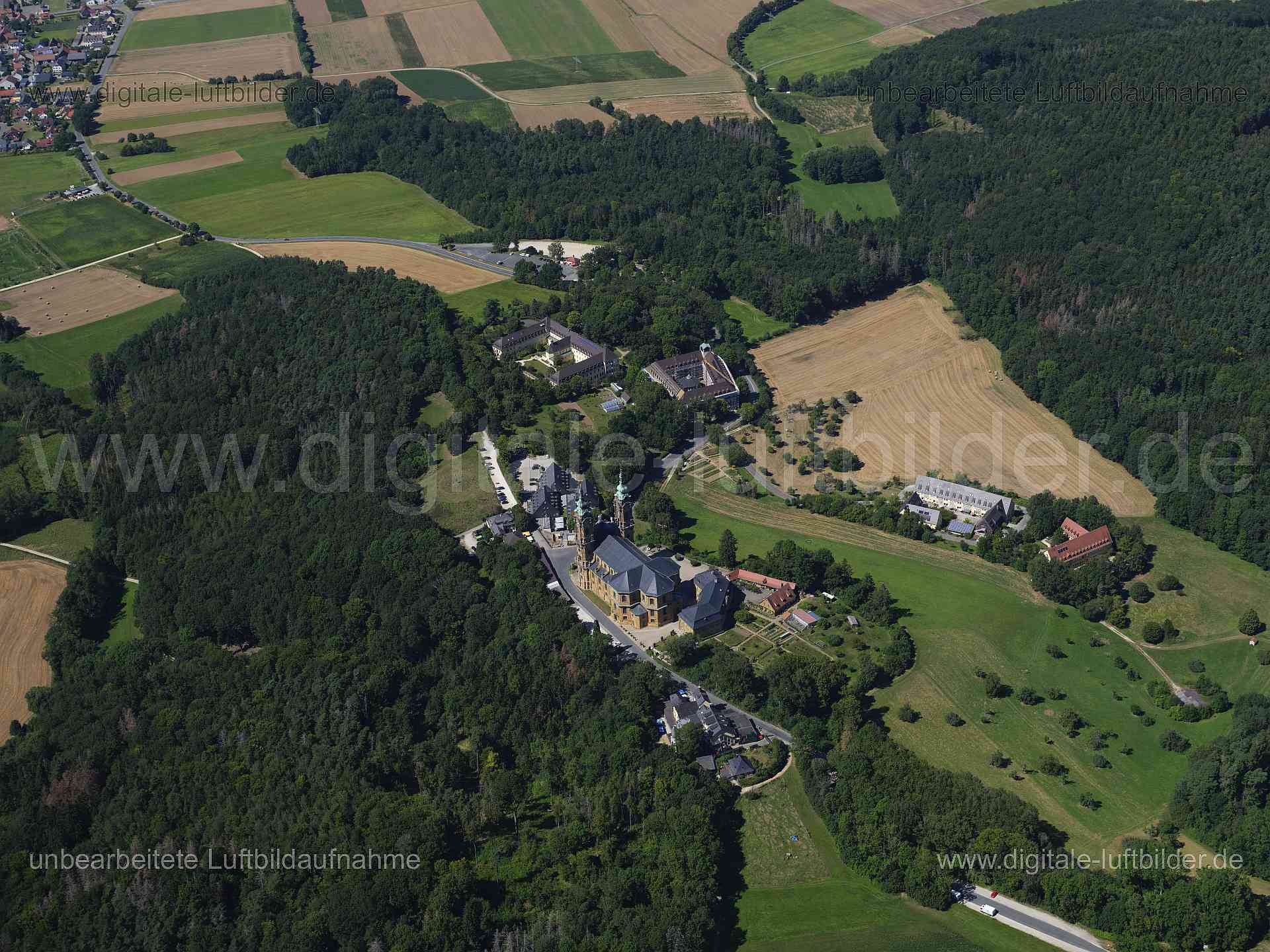 Titel: Basilika Vierzehnheiligen, Bildnummer: f552980, Ort / Stadt: Lichtenfels, (Land)Kreis: Landkreis Lichtenfels, Regierungsbezirk: Oberfranken, Bundesland: Bayern, Aufnahmedatum: 11.08.2024, Schlagwörter: Deutschland, , Basilika Vierzehnheiligen, Basilika, Kirche, Franziskanerkloster Vierzehnheiligen, Veldensteiner Forst, Monat: August, Jahreszeit: Sommer, Tageszeit: Mittag / Nachmittag, Jahr: 2024, Flug ID: 20240811, Bildstatus: unbearbeitetes Rohbild, Bildabmessung: 11648 x 8736 Pixel, Fot