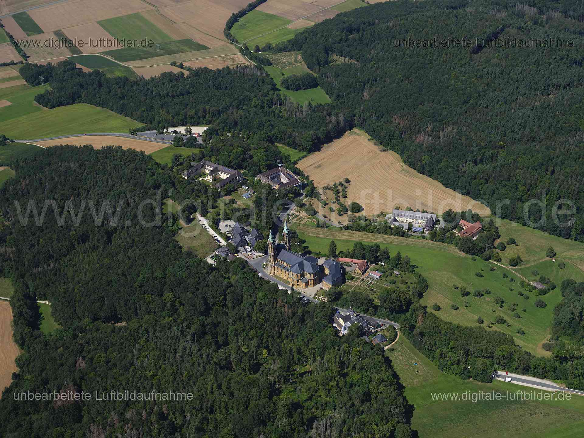 Titel: Basilika Vierzehnheiligen, Bildnummer: f552990, Ort / Stadt: Lichtenfels, (Land)Kreis: Landkreis Lichtenfels, Regierungsbezirk: Oberfranken, Bundesland: Bayern, Aufnahmedatum: 11.08.2024, Schlagwörter: Deutschland, , Basilika Vierzehnheiligen, Basilika, Kirche, Franziskanerkloster Vierzehnheiligen, Veldensteiner Forst, Monat: August, Jahreszeit: Sommer, Tageszeit: Mittag / Nachmittag, Jahr: 2024, Flug ID: 20240811, Bildstatus: unbearbeitetes Rohbild, Bildabmessung: 11648 x 8736 Pixel, Fot