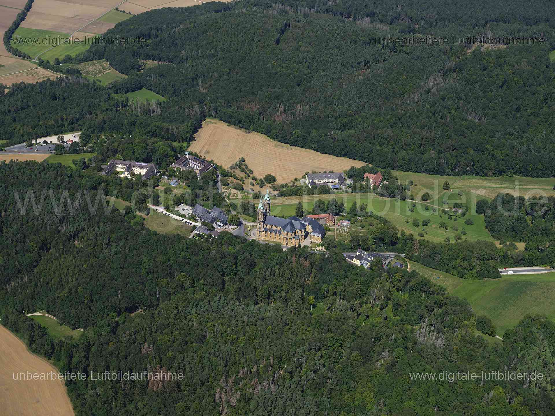 Titel: Basilika Vierzehnheiligen, Bildnummer: f553010, Ort / Stadt: Lichtenfels, (Land)Kreis: Landkreis Lichtenfels, Regierungsbezirk: Oberfranken, Bundesland: Bayern, Aufnahmedatum: 11.08.2024, Schlagwörter: Deutschland, , Basilika Vierzehnheiligen, Basilika, Kirche, Franziskanerkloster Vierzehnheiligen, Veldensteiner Forst, Monat: August, Jahreszeit: Sommer, Tageszeit: Mittag / Nachmittag, Jahr: 2024, Flug ID: 20240811, Bildstatus: unbearbeitetes Rohbild, Bildabmessung: 11648 x 8736 Pixel, Fot