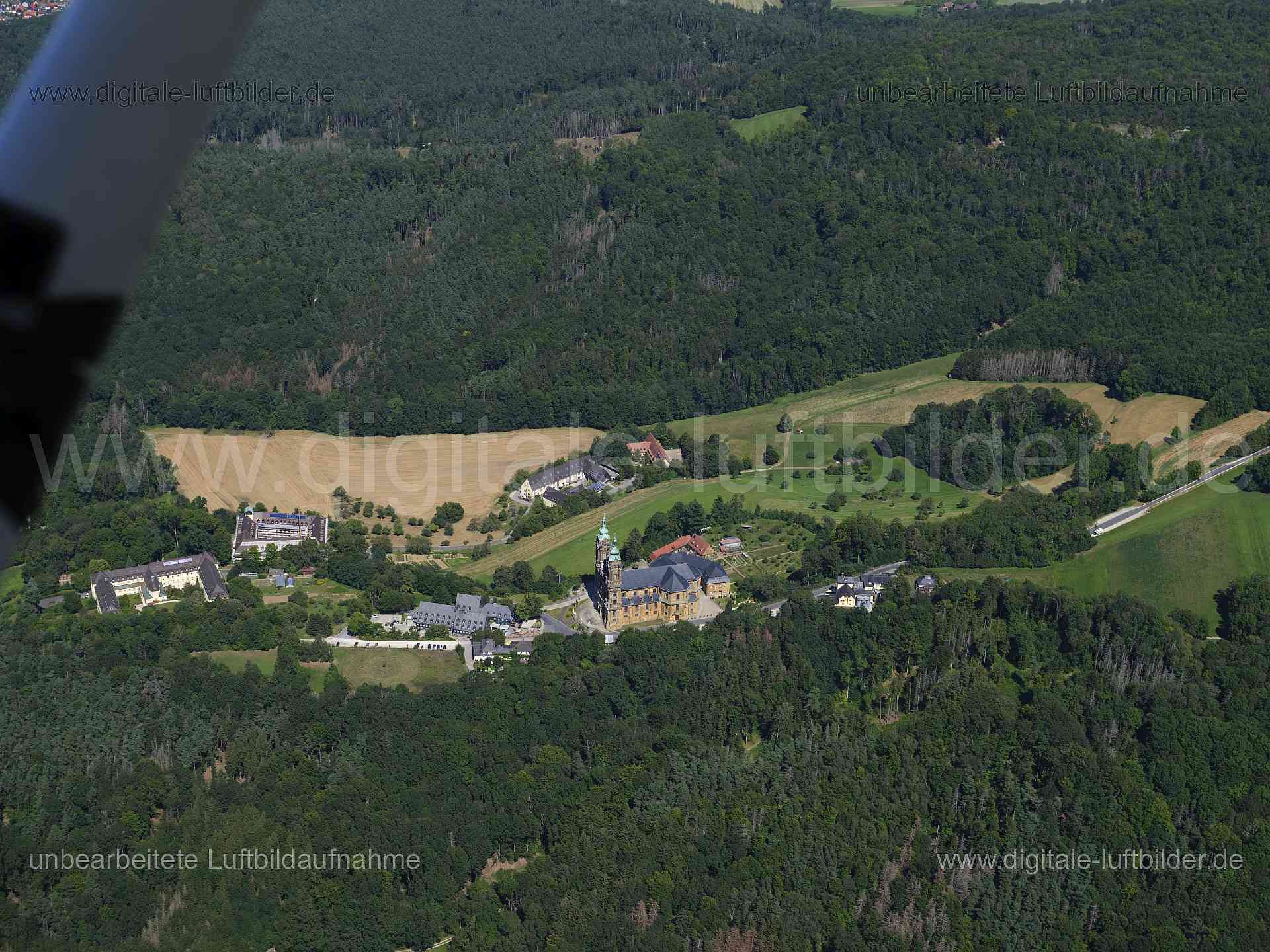 Titel: Basilika Vierzehnheiligen, Bildnummer: f553030, Ort / Stadt: Lichtenfels, (Land)Kreis: Landkreis Lichtenfels, Regierungsbezirk: Oberfranken, Bundesland: Bayern, Aufnahmedatum: 11.08.2024, Schlagwörter: Deutschland, , Basilika Vierzehnheiligen, Basilika, Kirche, Franziskanerkloster Vierzehnheiligen, Veldensteiner Forst, Monat: August, Jahreszeit: Sommer, Tageszeit: Mittag / Nachmittag, Jahr: 2024, Flug ID: 20240811, Bildstatus: unbearbeitetes Rohbild, Bildabmessung: 11648 x 8736 Pixel, Fot