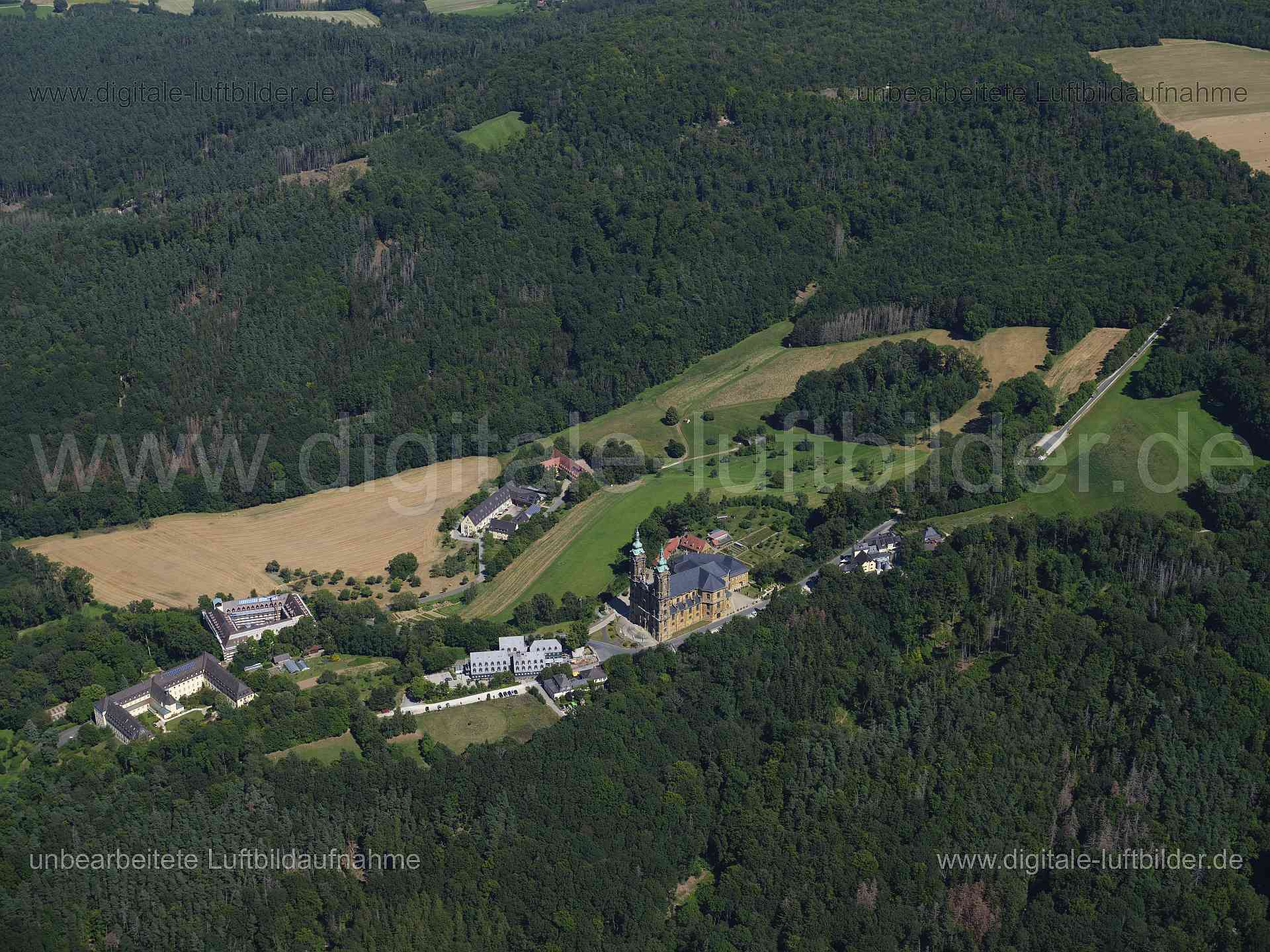 Titel: Basilika Vierzehnheiligen, Bildnummer: f553040, Ort / Stadt: Lichtenfels, (Land)Kreis: Landkreis Lichtenfels, Regierungsbezirk: Oberfranken, Bundesland: Bayern, Aufnahmedatum: 11.08.2024, Schlagwörter: Deutschland, , Basilika Vierzehnheiligen, Basilika, Kirche, Franziskanerkloster Vierzehnheiligen, Veldensteiner Forst, Monat: August, Jahreszeit: Sommer, Tageszeit: Mittag / Nachmittag, Jahr: 2024, Flug ID: 20240811, Bildstatus: unbearbeitetes Rohbild, Bildabmessung: 11648 x 8736 Pixel, Fot