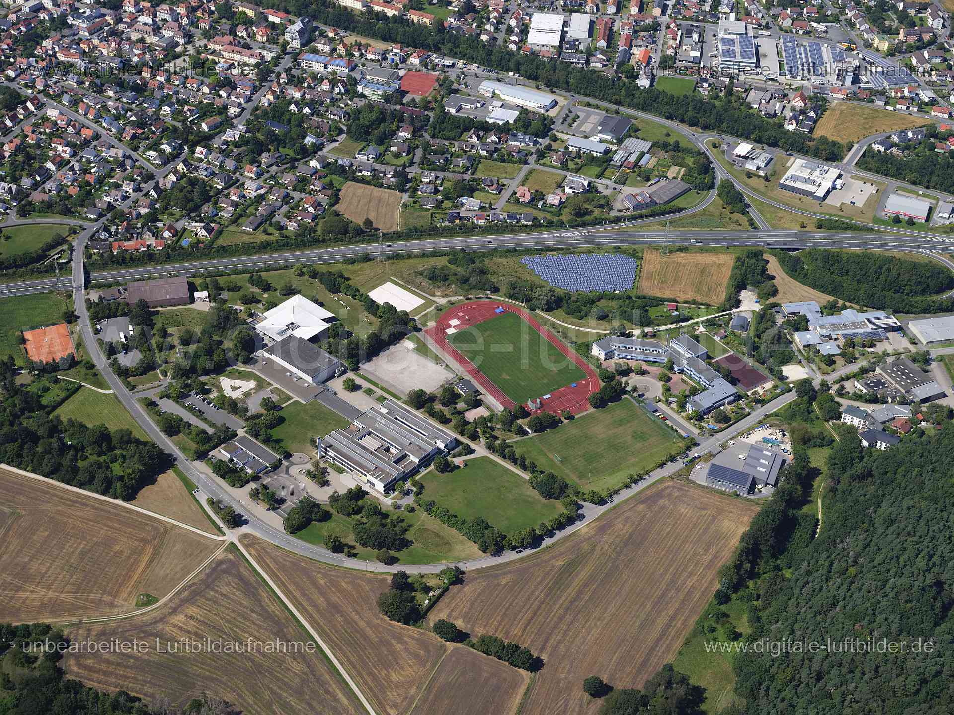 Titel: Lichtenfels, Bildnummer: f552820, Ort / Stadt: Lichtenfels, (Land)Kreis: Landkreis Lichtenfels, Regierungsbezirk: Oberfranken, Bundesland: Bayern, Aufnahmedatum: 11.08.2024, Schlagwörter: Deutschland, , Schul- und Sportzentrum, Herzog-otto-Mittelschule, Merania Hallenbad, Monat: August, Jahreszeit: Sommer, Tageszeit: Mittag / Nachmittag, Jahr: 2024, Flug ID: 20240811, Bildstatus: unbearbeitetes Rohbild, Bildabmessung: 11648 x 8736 Pixel, Fotograf & Copyright: Oliver Acker