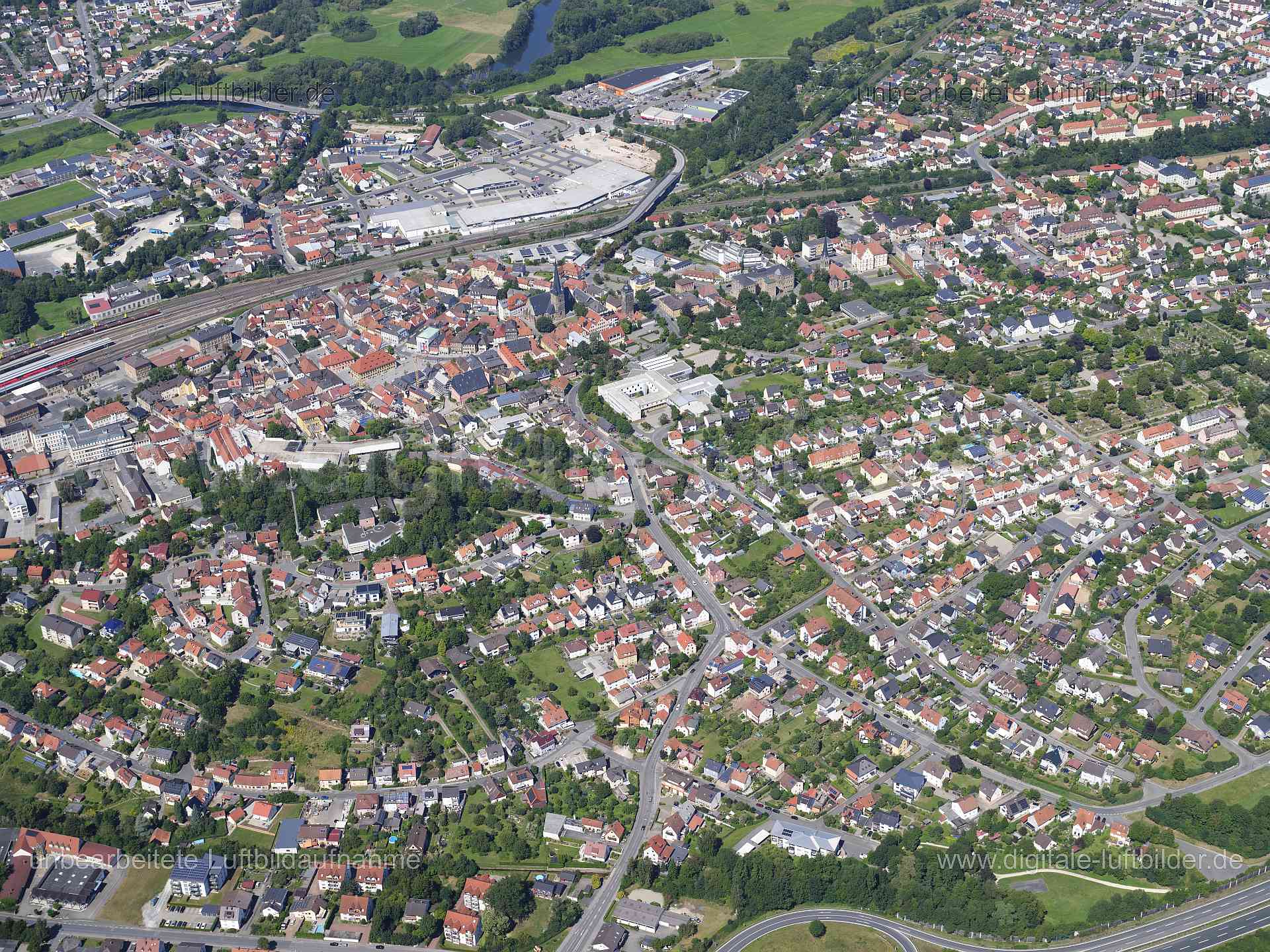 Titel: Lichtenfels, Bildnummer: f552850, Ort / Stadt: Lichtenfels, (Land)Kreis: Landkreis Lichtenfels, Regierungsbezirk: Oberfranken, Bundesland: Bayern, Aufnahmedatum: 11.08.2024, Schlagwörter: Deutschland, , Lichtenfels, staatliche Berufsschule Lichtenfels, Altstadt, Monat: August, Jahreszeit: Sommer, Tageszeit: Mittag / Nachmittag, Jahr: 2024, Flug ID: 20240811, Bildstatus: unbearbeitetes Rohbild, Bildabmessung: 11648 x 8736 Pixel, Fotograf & Copyright: Oliver Acker