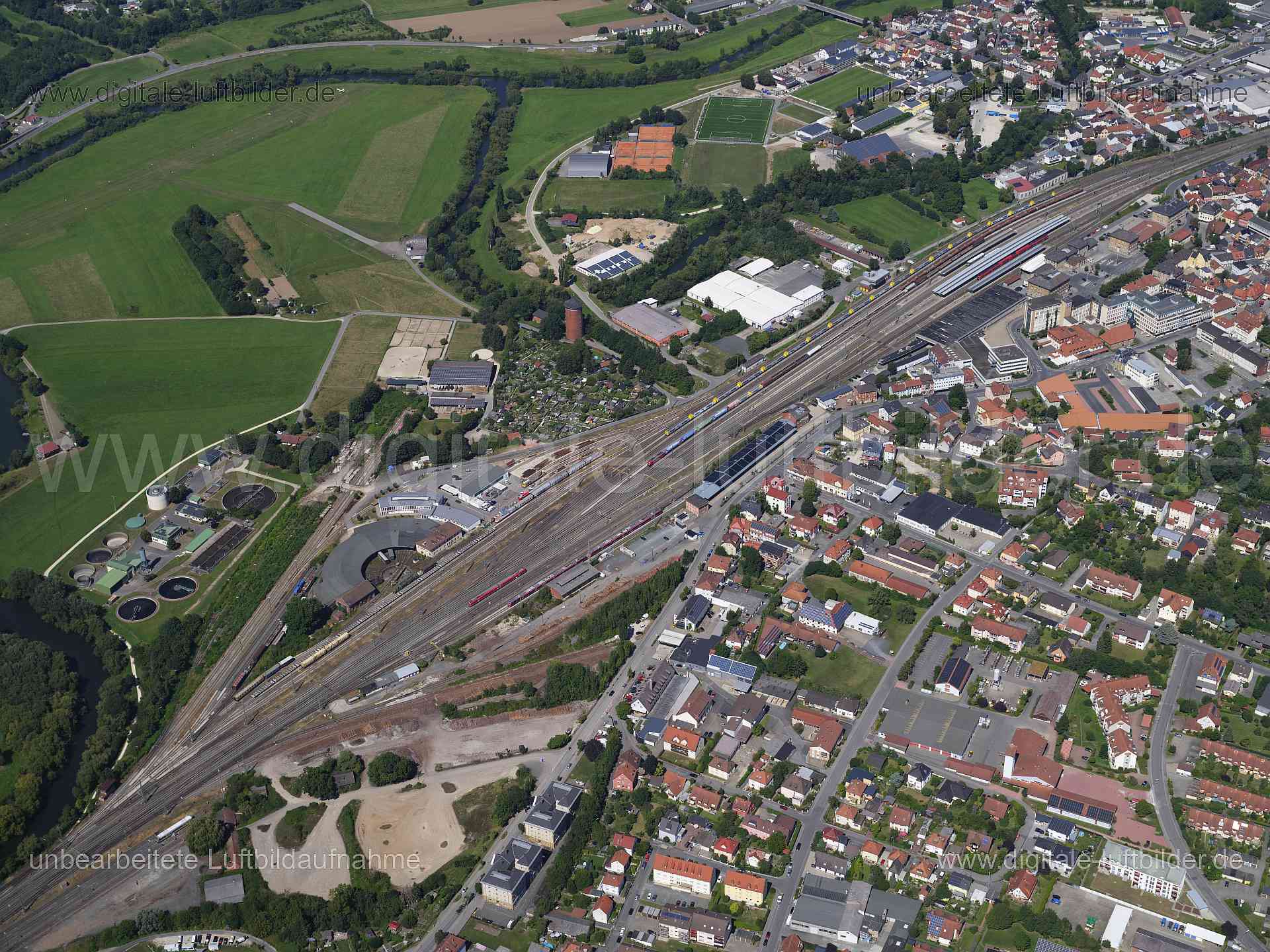 Titel: Lichtenfels, Bildnummer: f552890, Ort / Stadt: Lichtenfels, (Land)Kreis: Landkreis Lichtenfels, Regierungsbezirk: Oberfranken, Bundesland: Bayern, Aufnahmedatum: 11.08.2024, Schlagwörter: Deutschland, , Lichtenfels, Hauptbahnhof, Bahn, Gleis, zug, Wagon, Bahnhof, Schienen, Deutsche Bahn, 1.FC Lichtenfels, Monat: August, Jahreszeit: Sommer, Tageszeit: Mittag / Nachmittag, Jahr: 2024, Flug ID: 20240811, Bildstatus: unbearbeitetes Rohbild, Bildabmessung: 11648 x 8736 Pixel, Fotograf & Copyri