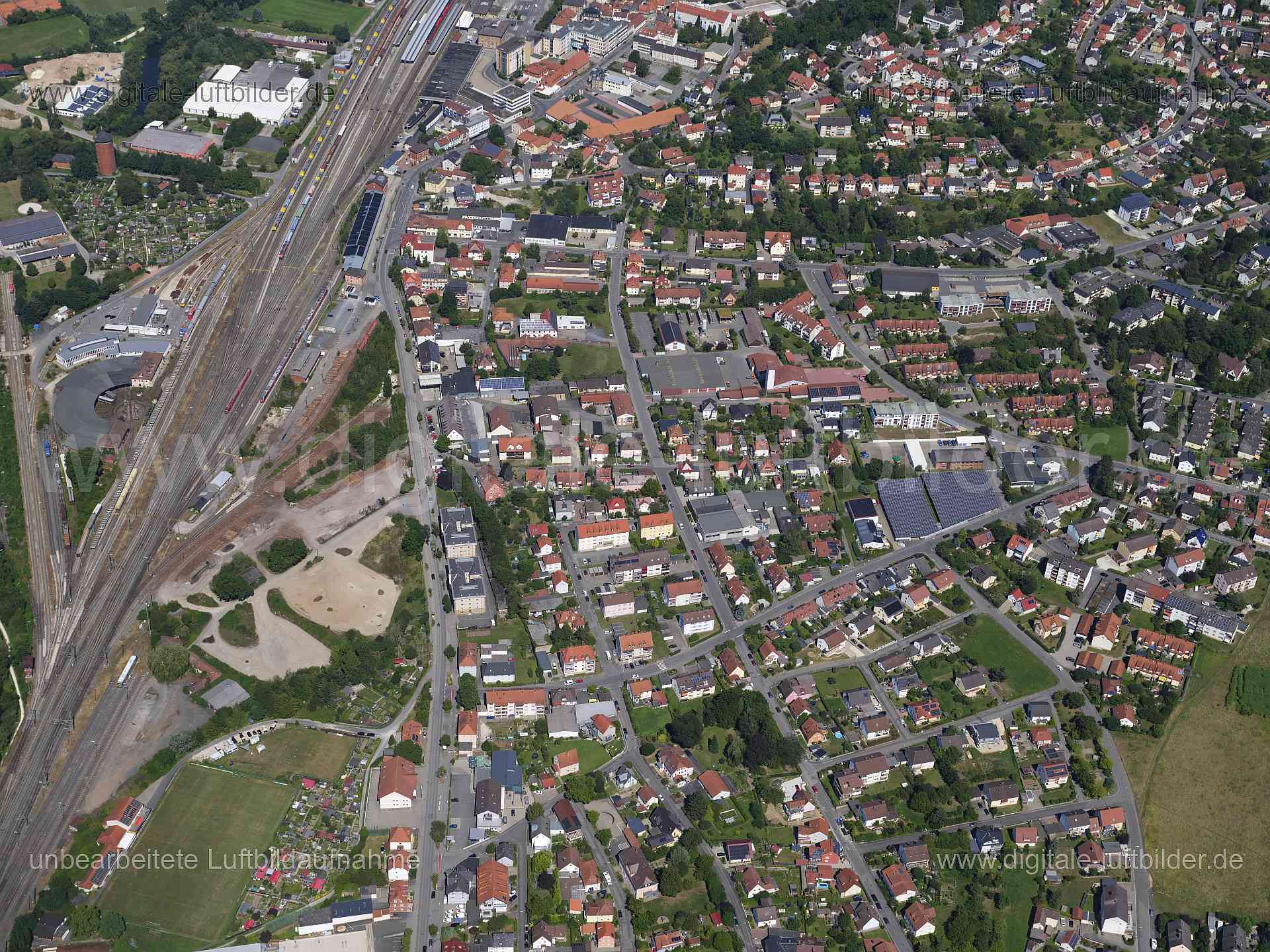 Titel: Lichtenfels, Bildnummer: f552920, Ort / Stadt: Lichtenfels, (Land)Kreis: Landkreis Lichtenfels, Regierungsbezirk: Oberfranken, Bundesland: Bayern, Aufnahmedatum: 11.08.2024, Schlagwörter: Deutschland, , Lichtenfels, Hauptbahnhof, Bahn, Gleis, zug, Wagon, Bahnhof, Schienen, Deutsche Bahn, 1.FC Lichtenfels, Monat: August, Jahreszeit: Sommer, Tageszeit: Mittag / Nachmittag, Jahr: 2024, Flug ID: 20240811, Bildstatus: unbearbeitetes Rohbild, Bildabmessung: 11648 x 8736 Pixel, Fotograf & Copyri