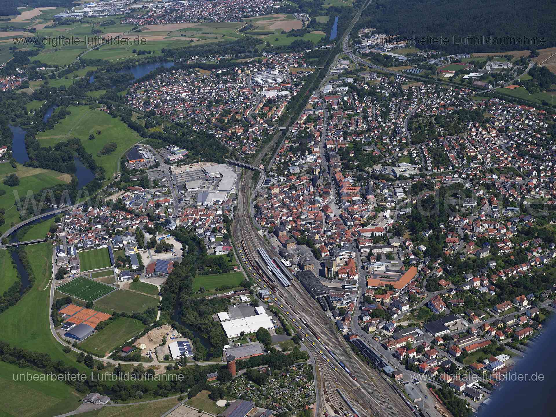 Titel: Lichtenfels, Bildnummer: f552950, Ort / Stadt: Lichtenfels, (Land)Kreis: Landkreis Lichtenfels, Regierungsbezirk: Oberfranken, Bundesland: Bayern, Aufnahmedatum: 11.08.2024, Schlagwörter: Deutschland, , Lichtenfels, Hauptbahnhof, Bahn, Gleis, zug, Wagon, Bahnhof, Schienen, Deutsche Bahn, 1.FC Lichtenfels, Monat: August, Jahreszeit: Sommer, Tageszeit: Mittag / Nachmittag, Jahr: 2024, Flug ID: 20240811, Bildstatus: unbearbeitetes Rohbild, Bildabmessung: 11648 x 8736 Pixel, Fotograf & Copyri