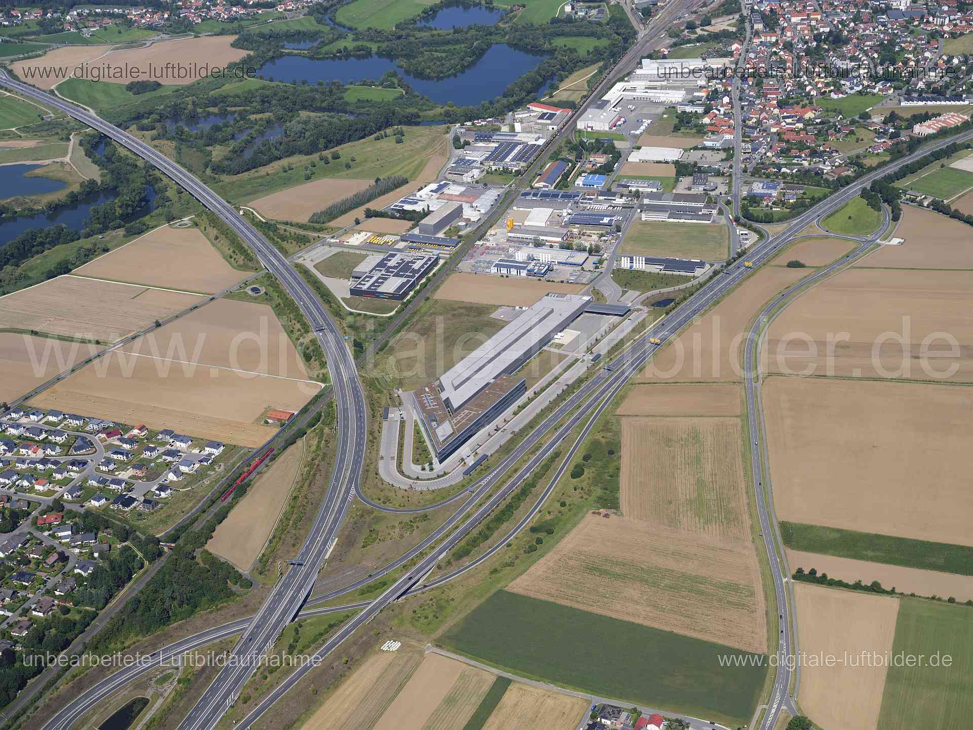 Titel: Lichtenfels, Bildnummer: f553060, Ort / Stadt: Lichtenfels, (Land)Kreis: Landkreis Lichtenfels, Regierungsbezirk: Oberfranken, Bundesland: Bayern, Aufnahmedatum: 11.08.2024, Schlagwörter: Deutschland, , Lichtenfels, Architektur, Autobahn, Autobahn A73, BAB 73, Monat: August, Jahreszeit: Sommer, Tageszeit: Mittag / Nachmittag, Jahr: 2024, Flug ID: 20240811, Bildstatus: unbearbeitetes Rohbild, Bildabmessung: 11648 x 8736 Pixel, Fotograf & Copyright: Oliver Acker