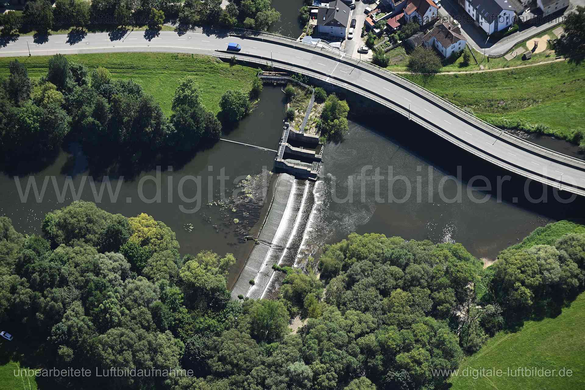 Titel: Wehr in Lichtenfels, Bildnummer: n551400, Ort / Stadt: Lichtenfels, (Land)Kreis: Landkreis Lichtenfels, Regierungsbezirk: Oberfranken, Bundesland: Bayern, Aufnahmedatum: 11.08.2024, Schlagwörter: Deutschland, , Main, Wehr, Bürgermeister-Doktor-Hauptmann-Ring, Fluss, Monat: August, Jahreszeit: Sommer, Tageszeit: Mittag / Nachmittag, Jahr: 2024, Flug ID: 20240811, Bildstatus: unbearbeitetes Rohbild, Bildabmessung: 8256 x 5504 Pixel, Fotograf & Copyright: Oliver Acker
