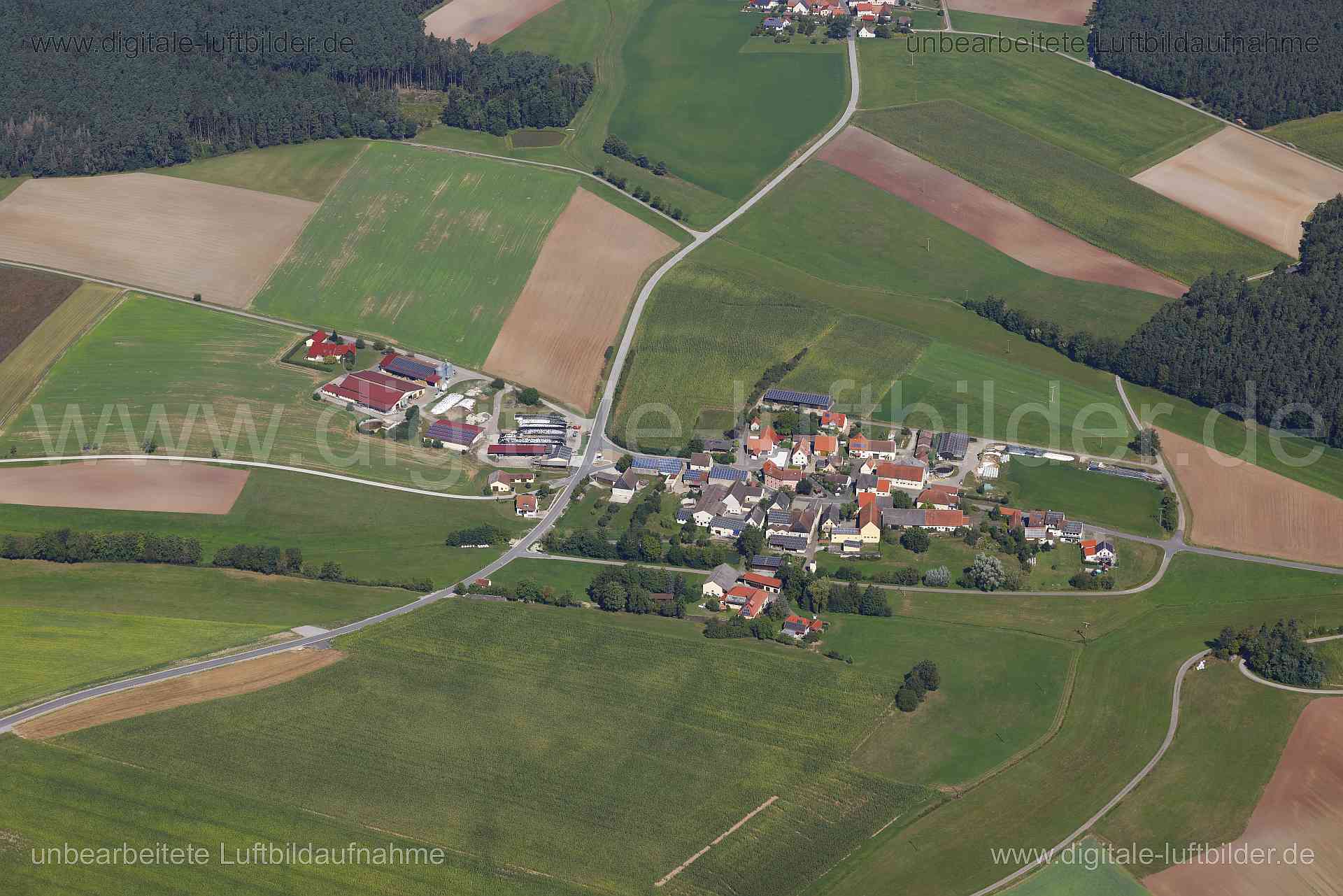 Titel: Klausaurach, Bildnummer: c560410, Ort / Stadt: Markt Erlbach, (Land)Kreis: Landkreis Neustadt an der Aisch-Bad Windsheim, Regierungsbezirk: Mittelfranken, Bundesland: Bayern, Aufnahmedatum: 24.08.2024, Schlagwörter: Deutschland, , Klausaurach, Dorf, Monat: August, Jahreszeit: Sommer, Tageszeit: Mittag / Nachmittag, Jahr: 2024, Flug ID: 20240824, Bildstatus: unbearbeitetes Rohbild, Bildabmessung: 8192 x 5464 Pixel, Fotograf & Copyright: Oliver Acker