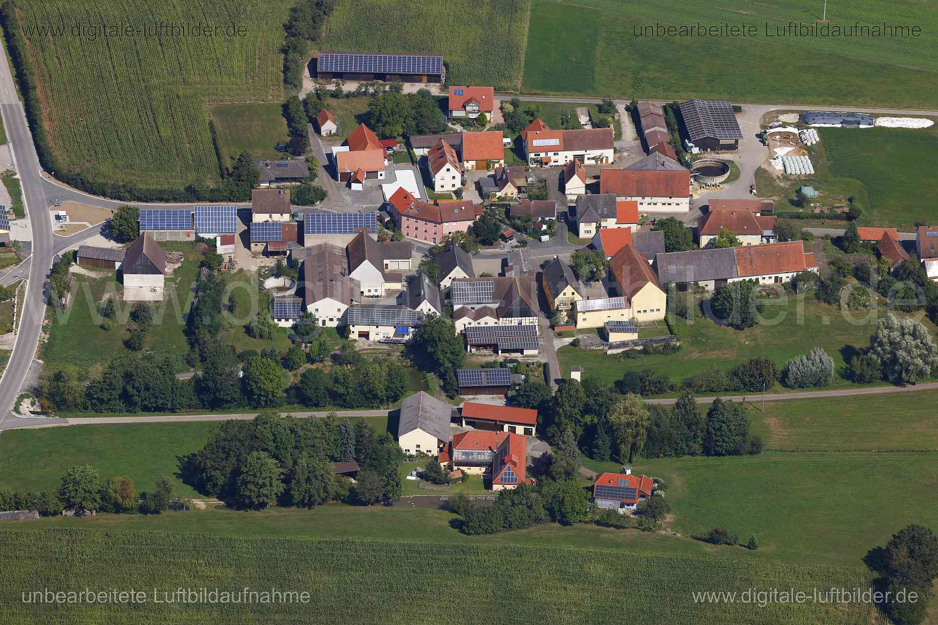 Titel: Klausaurach, Bildnummer: c560430, Ort / Stadt: Markt Erlbach, (Land)Kreis: Landkreis Neustadt an der Aisch-Bad Windsheim, Regierungsbezirk: Mittelfranken, Bundesland: Bayern, Aufnahmedatum: 24.08.2024, Schlagwörter: Deutschland, , Klausaurach, Dorf, Monat: August, Jahreszeit: Sommer, Tageszeit: Mittag / Nachmittag, Jahr: 2024, Flug ID: 20240824, Bildstatus: unbearbeitetes Rohbild, Bildabmessung: 8192 x 5464 Pixel, Fotograf & Copyright: Oliver Acker