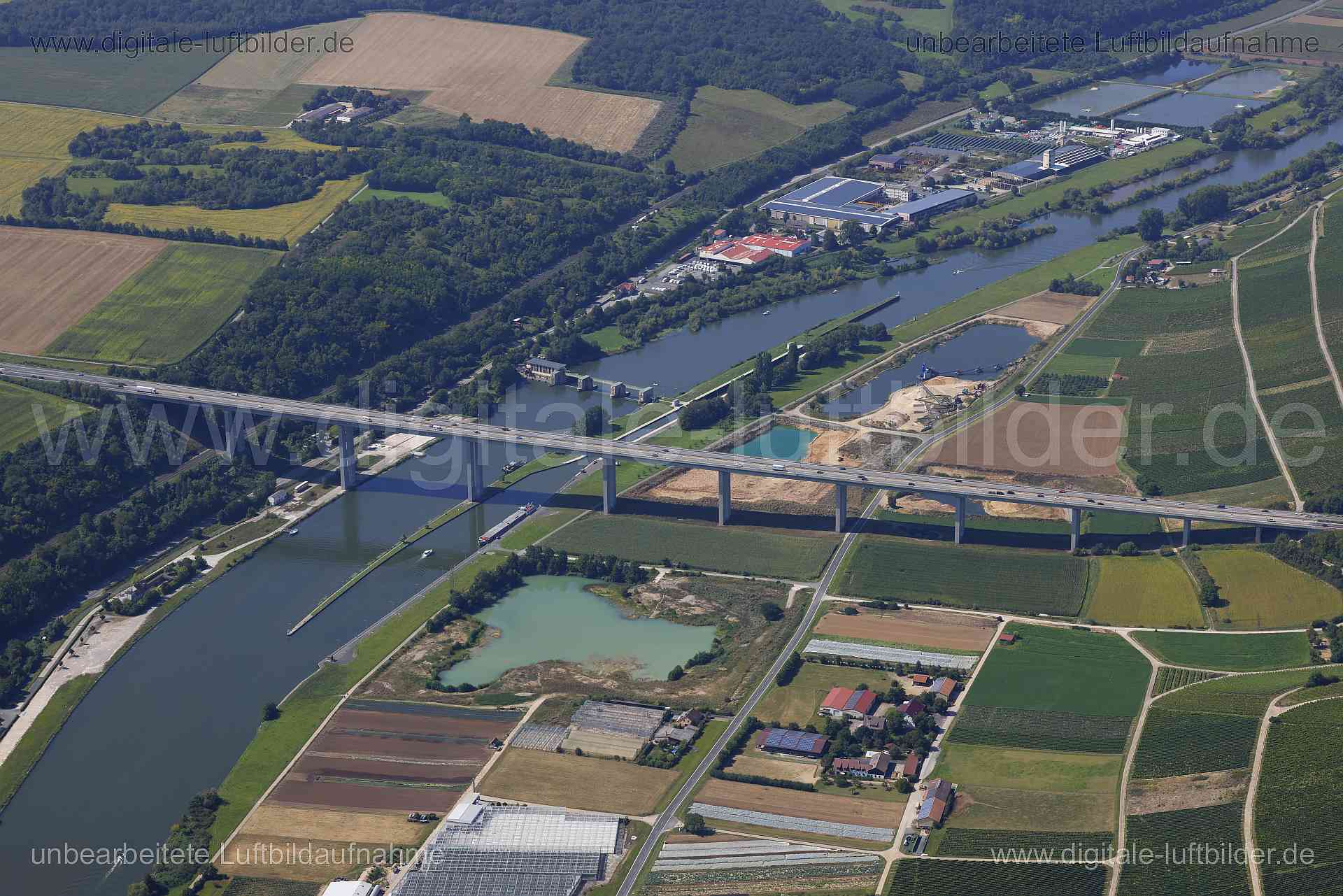 Titel: Mainbrücke Marktbreit, Bildnummer: c561180, Ort / Stadt: Marktbreit, (Land)Kreis: Landkreis Kitzingen, Regierungsbezirk: Unterfranken, Bundesland: Bayern, Aufnahmedatum: 24.08.2024, Schlagwörter: Deutschland, , Mainbrücke Marktbreit, Brücke, Main, Wasserkraftwerk, Fluss, Segnitzer Straße, Monat: August, Jahreszeit: Sommer, Tageszeit: Mittag / Nachmittag, Jahr: 2024, Flug ID: 20240824, Bildstatus: unbearbeitetes Rohbild, Bildabmessung: 8192 x 5464 Pixel, Fotograf & Copyright: Oliver Acker