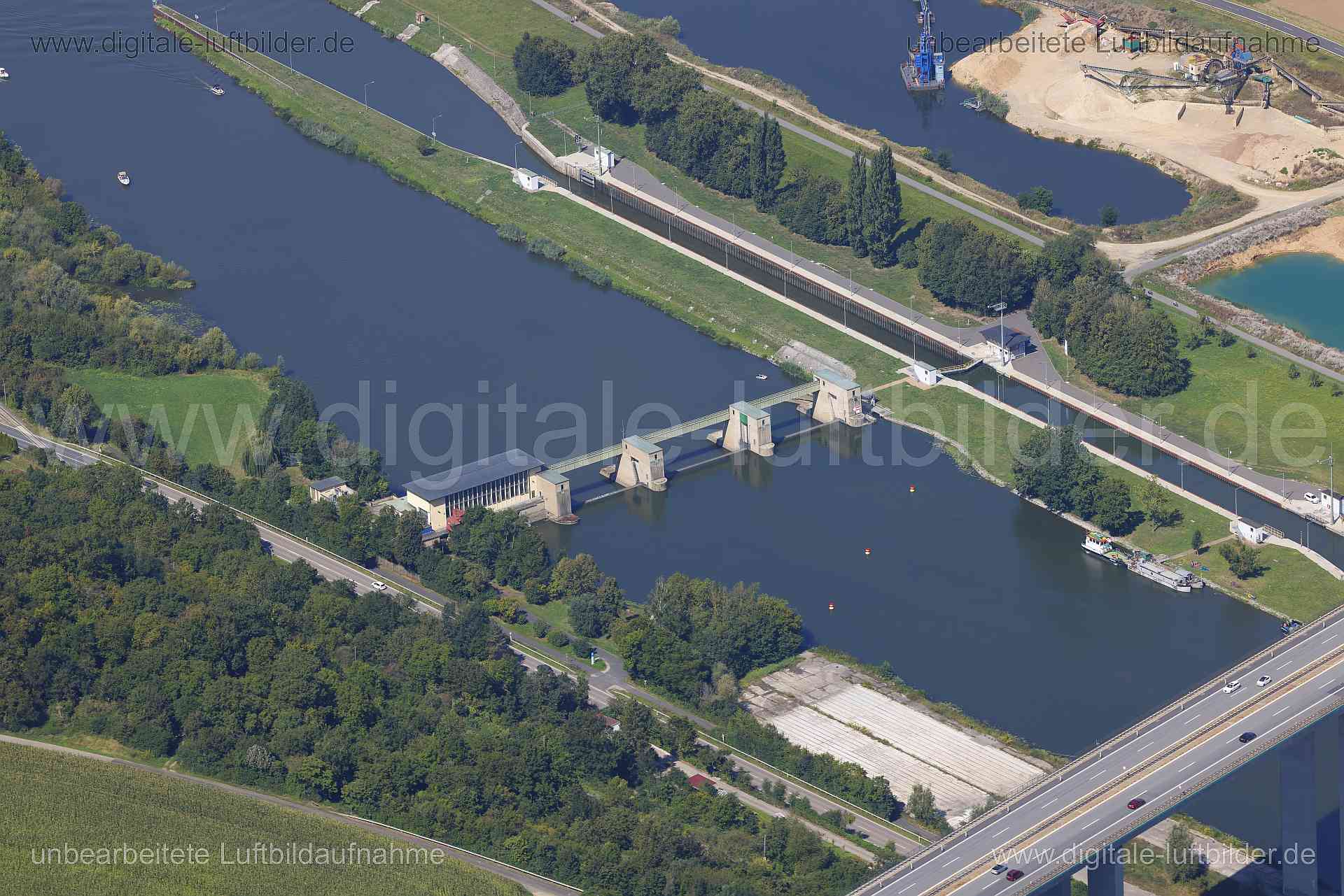 Titel: Wasserkraftwerk Marktbreit, Bildnummer: c561290, Ort / Stadt: Marktbreit, (Land)Kreis: Landkreis Kitzingen, Regierungsbezirk: Unterfranken, Bundesland: Bayern, Aufnahmedatum: 24.08.2024, Schlagwörter: Deutschland, , Wasserkraftwerk Marktbreit, Staustufe Marktbreit, Stromgewinnung, Flusskraftwerk, Kraftwerk, Grüne Energie, Main, Monat: August, Jahreszeit: Sommer, Tageszeit: Mittag / Nachmittag, Jahr: 2024, Flug ID: 20240824, Bildstatus: unbearbeitetes Rohbild, Bildabmessung: 8192 x 5464 Pi