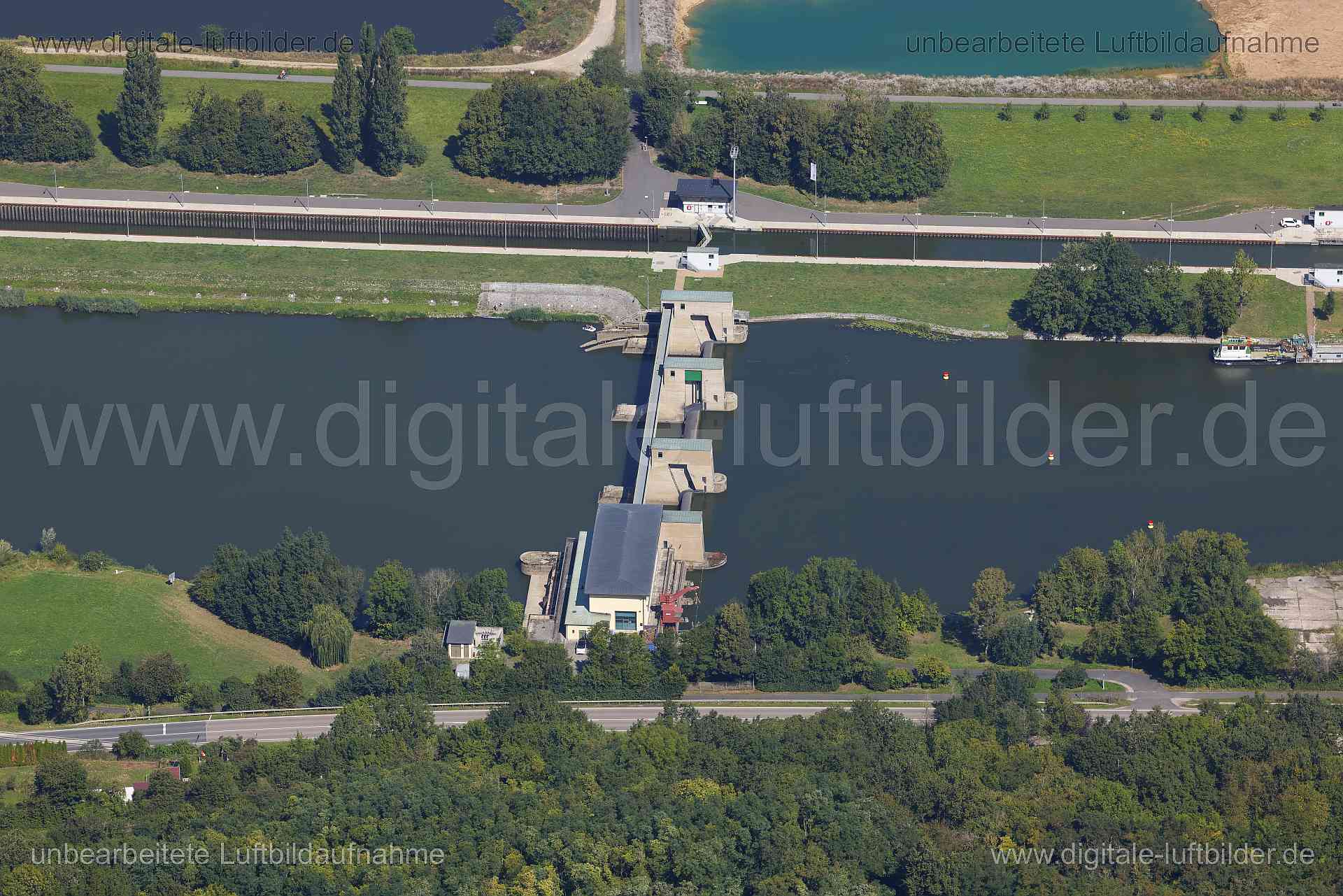 Titel: Wasserkraftwerk Marktbreit, Bildnummer: c561330, Ort / Stadt: Marktbreit, (Land)Kreis: Landkreis Kitzingen, Regierungsbezirk: Unterfranken, Bundesland: Bayern, Aufnahmedatum: 24.08.2024, Schlagwörter: Deutschland, , Wasserkraftwerk Marktbreit, Staustufe Marktbreit, Stromgewinnung, Flusskraftwerk, Kraftwerk, Grüne Energie, Main, Monat: August, Jahreszeit: Sommer, Tageszeit: Mittag / Nachmittag, Jahr: 2024, Flug ID: 20240824, Bildstatus: unbearbeitetes Rohbild, Bildabmessung: 8192 x 5464 Pi