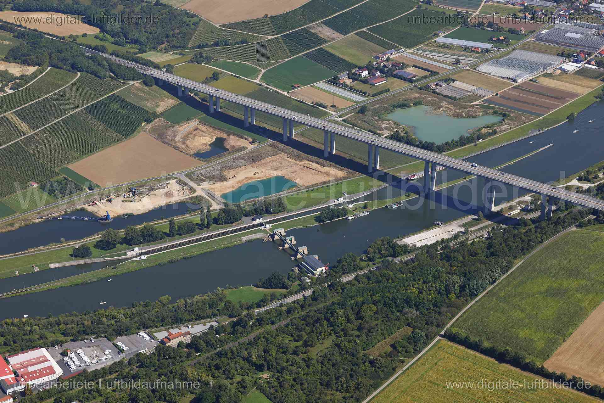 Titel: Wasserkraftwerk Marktbreit, Bildnummer: c561350, Ort / Stadt: Marktbreit, (Land)Kreis: Landkreis Kitzingen, Regierungsbezirk: Unterfranken, Bundesland: Bayern, Aufnahmedatum: 24.08.2024, Schlagwörter: Deutschland, , Wasserkraftwerk Marktbreit, Staustufe Marktbreit, Stromgewinnung, Flusskraftwerk, Kraftwerk, Grüne Energie, Main, Monat: August, Jahreszeit: Sommer, Tageszeit: Mittag / Nachmittag, Jahr: 2024, Flug ID: 20240824, Bildstatus: unbearbeitetes Rohbild, Bildabmessung: 8192 x 5464 Pi