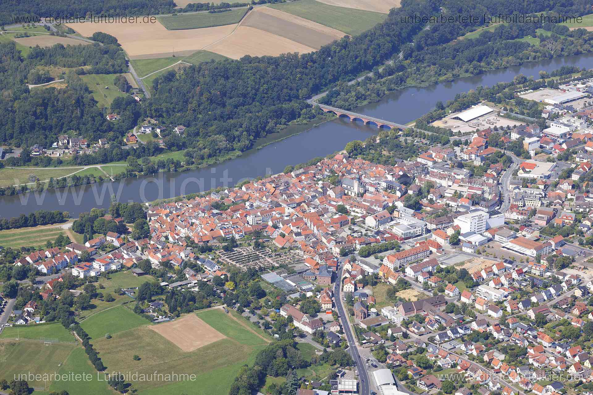 Titel: Marktheidenfeld, Bildnummer: c562570, Ort / Stadt: Marktheidenfeld, (Land)Kreis: Landkreis Main-Spessart, Regierungsbezirk: Unterfranken, Bundesland: Bayern, Aufnahmedatum: 24.08.2024, Schlagwörter: Deutschland, , Marktheidenfeld, Main, Altstadt, Brücke, Monat: August, Jahreszeit: Sommer, Tageszeit: Mittag / Nachmittag, Jahr: 2024, Flug ID: 20240824, Bildstatus: unbearbeitetes Rohbild, Bildabmessung: 8192 x 5464 Pixel, Fotograf & Copyright: Oliver Acker