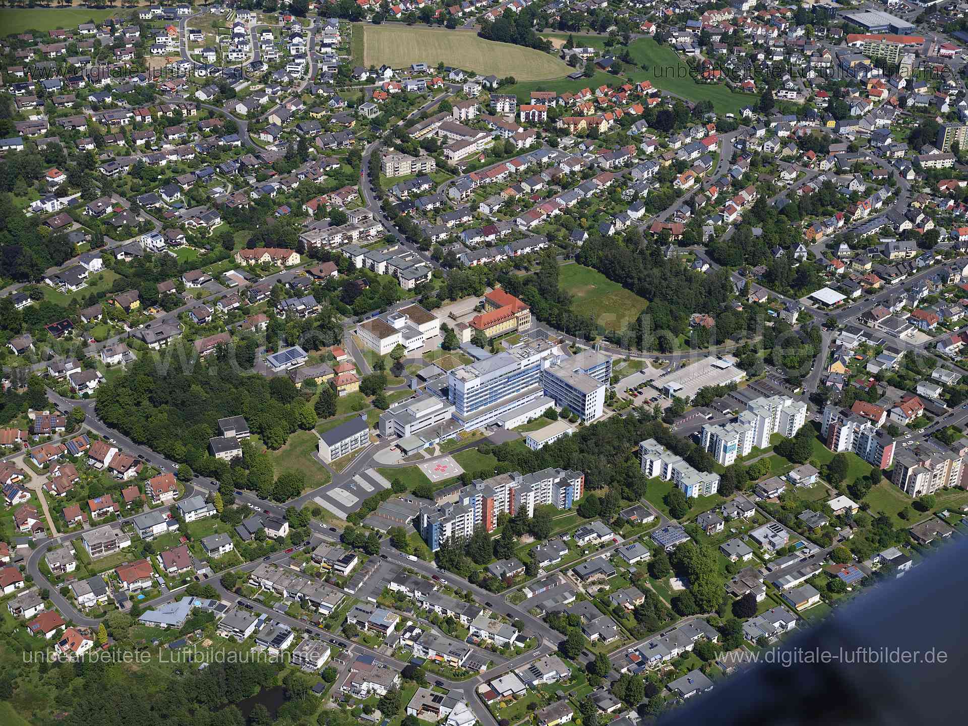Titel: Krankenhaus Marktredwitz, Bildnummer: f551120, Ort / Stadt: Marktredwitz, (Land)Kreis: Landkreis Wunsiedel im Fichtelgebirge, Regierungsbezirk: Oberfranken, Bundesland: Bayern, Aufnahmedatum: 11.08.2024, Schlagwörter: Deutschland, , Krankenhaus Marktredwitz, Krankenhaus, Klinikum, Monat: August, Jahreszeit: Sommer, Tageszeit: Mittag / Nachmittag, Jahr: 2024, Flug ID: 20240811, Bildstatus: unbearbeitetes Rohbild, Bildabmessung: 11648 x 8736 Pixel, Fotograf & Copyright: Oliver Acker