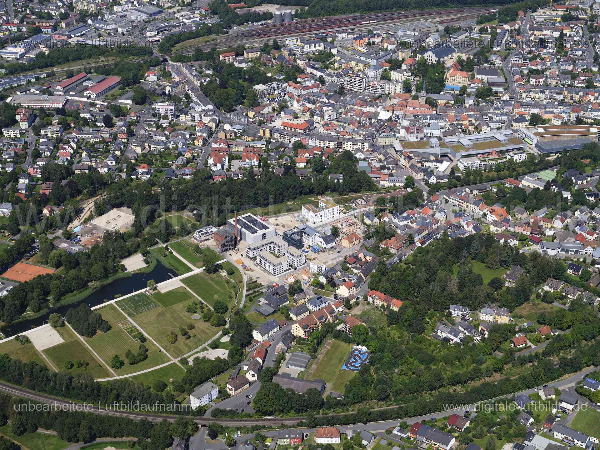Titel: Marktredwitz, Bildnummer: f551050, Ort / Stadt: Marktredwitz, (Land)Kreis: Landkreis Wunsiedel im Fichtelgebirge, Regierungsbezirk: Oberfranken, Bundesland: Bayern, Aufnahmedatum: 11.08.2024, Schlagwörter: Deutschland, , Auenpark, Fabrikstraße, Monat: August, Jahreszeit: Sommer, Tageszeit: Mittag / Nachmittag, Jahr: 2024, Flug ID: 20240811, Bildstatus: unbearbeitetes Rohbild, Bildabmessung: 11648 x 8736 Pixel, Fotograf & Copyright: Oliver Acker