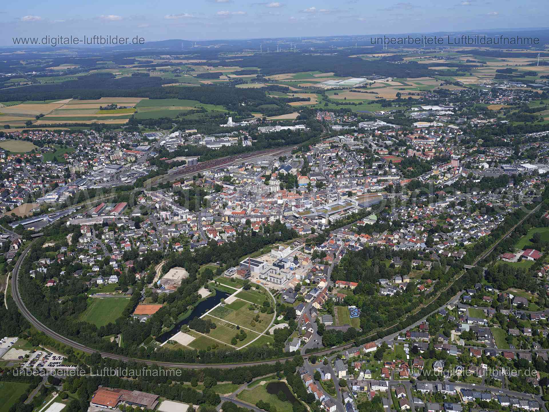Titel: Marktredwitz, Bildnummer: f551070, Ort / Stadt: Marktredwitz, (Land)Kreis: Landkreis Wunsiedel im Fichtelgebirge, Regierungsbezirk: Oberfranken, Bundesland: Bayern, Aufnahmedatum: 11.08.2024, Schlagwörter: Deutschland, , Auenpark, Fabrikstraße, Panorama, Himmel, Horizont, Monat: August, Jahreszeit: Sommer, Tageszeit: Mittag / Nachmittag, Jahr: 2024, Flug ID: 20240811, Bildstatus: unbearbeitetes Rohbild, Bildabmessung: 11648 x 8736 Pixel, Fotograf & Copyright: Oliver Acker