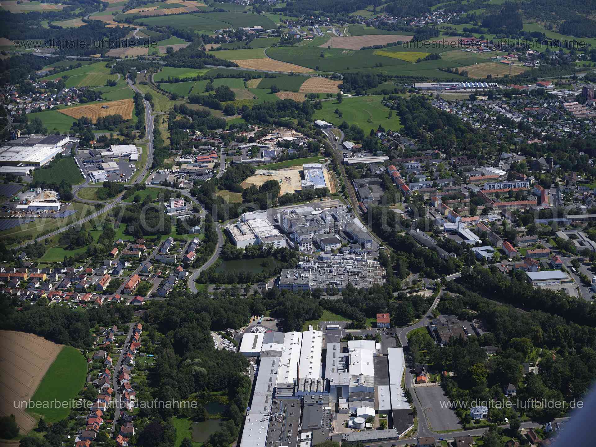 Titel: Marktredwitz, Bildnummer: f551130, Ort / Stadt: Marktredwitz, (Land)Kreis: Landkreis Wunsiedel im Fichtelgebirge, Regierungsbezirk: Oberfranken, Bundesland: Bayern, Aufnahmedatum: 11.08.2024, Schlagwörter: Deutschland, , Marktredwitz, Monat: August, Jahreszeit: Sommer, Tageszeit: Mittag / Nachmittag, Jahr: 2024, Flug ID: 20240811, Bildstatus: unbearbeitetes Rohbild, Bildabmessung: 11648 x 8736 Pixel, Fotograf & Copyright: Oliver Acker