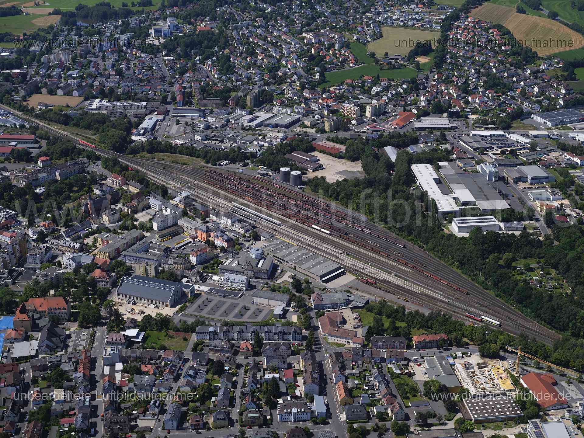 Titel: Marktredwitz, Bildnummer: f551160, Ort / Stadt: Marktredwitz, (Land)Kreis: Landkreis Wunsiedel im Fichtelgebirge, Regierungsbezirk: Oberfranken, Bundesland: Bayern, Aufnahmedatum: 11.08.2024, Schlagwörter: Deutschland, , Hauptbahnhof, Gleis, Zug, Wagon, Güterverkehr, Schienen, Monat: August, Jahreszeit: Sommer, Tageszeit: Mittag / Nachmittag, Jahr: 2024, Flug ID: 20240811, Bildstatus: unbearbeitetes Rohbild, Bildabmessung: 11648 x 8736 Pixel, Fotograf & Copyright: Oliver Acker