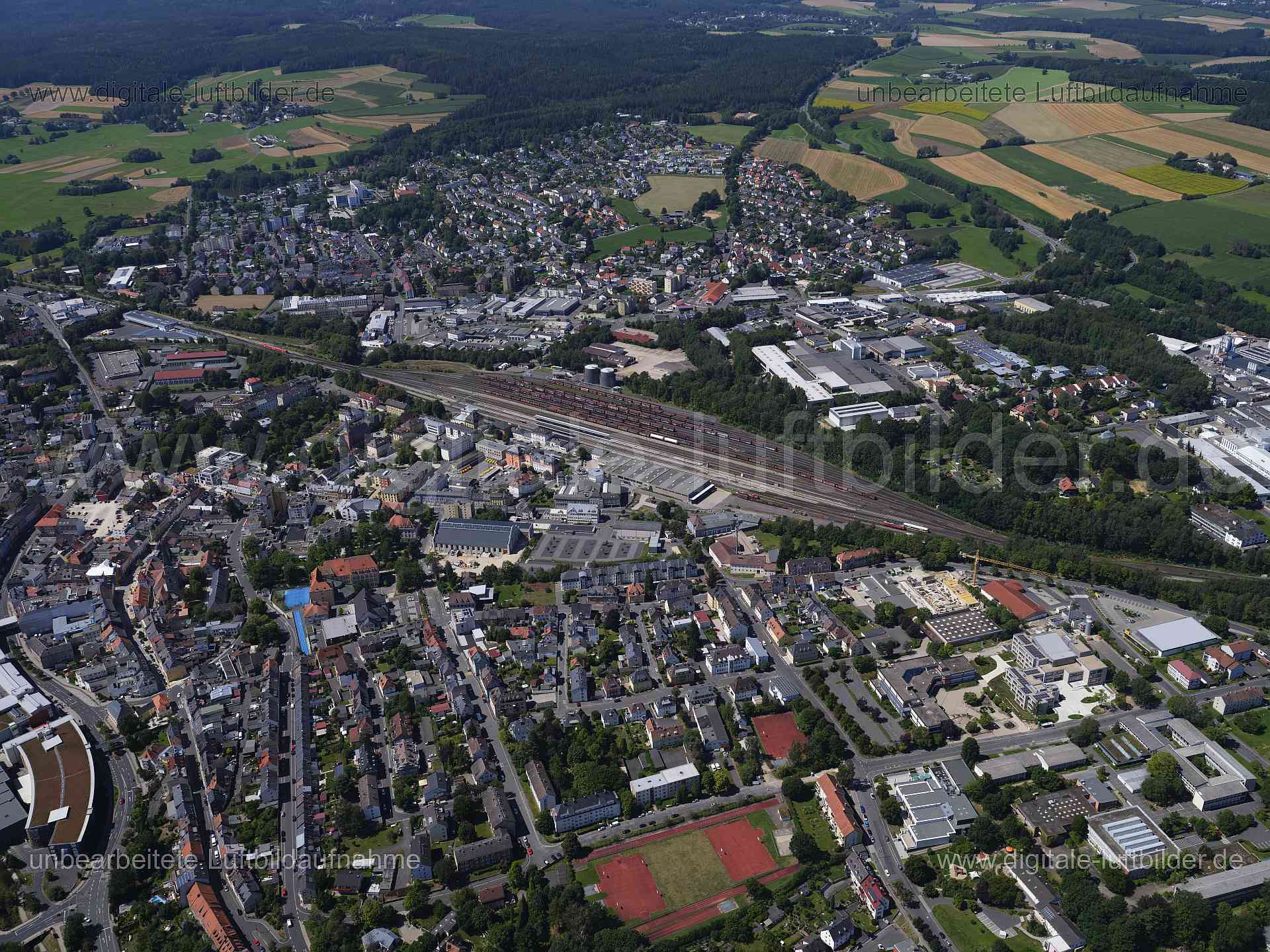 Titel: Marktredwitz, Bildnummer: f551170, Ort / Stadt: Marktredwitz, (Land)Kreis: Landkreis Wunsiedel im Fichtelgebirge, Regierungsbezirk: Oberfranken, Bundesland: Bayern, Aufnahmedatum: 11.08.2024, Schlagwörter: Deutschland, , Hauptbahnhof, Gleis, Zug, Wagon, Güterverkehr, Schienen, Monat: August, Jahreszeit: Sommer, Tageszeit: Mittag / Nachmittag, Jahr: 2024, Flug ID: 20240811, Bildstatus: unbearbeitetes Rohbild, Bildabmessung: 11648 x 8736 Pixel, Fotograf & Copyright: Oliver Acker