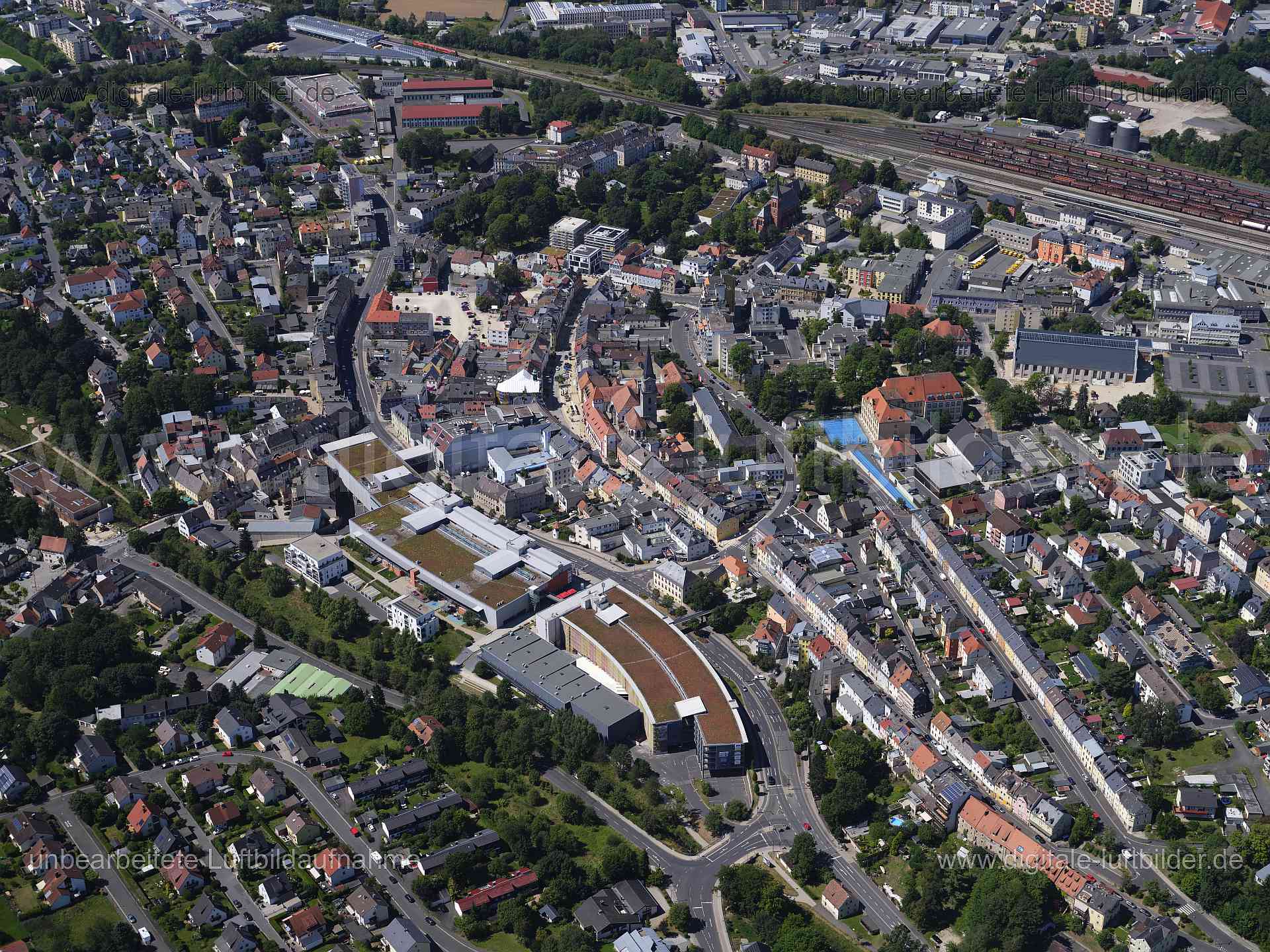 Titel: Marktredwitz, Bildnummer: f551190, Ort / Stadt: Marktredwitz, (Land)Kreis: Landkreis Wunsiedel im Fichtelgebirge, Regierungsbezirk: Oberfranken, Bundesland: Bayern, Aufnahmedatum: 11.08.2024, Schlagwörter: Deutschland, , Marktredwitz, Monat: August, Jahreszeit: Sommer, Tageszeit: Mittag / Nachmittag, Jahr: 2024, Flug ID: 20240811, Bildstatus: unbearbeitetes Rohbild, Bildabmessung: 11648 x 8736 Pixel, Fotograf & Copyright: Oliver Acker