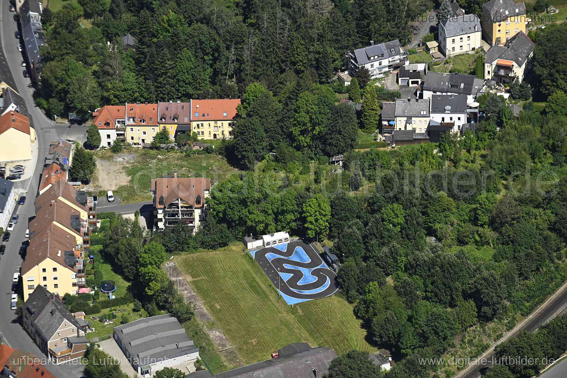 Titel: Marktredwitz, Bildnummer: n550570, Ort / Stadt: Marktredwitz, (Land)Kreis: Landkreis Wunsiedel im Fichtelgebirge, Regierungsbezirk: Oberfranken, Bundesland: Bayern, Aufnahmedatum: 11.08.2024, Schlagwörter: Deutschland, , Autorennbahn, Rennstrecke, Go-Kart-Bahn, Monat: August, Jahreszeit: Sommer, Tageszeit: Mittag / Nachmittag, Jahr: 2024, Flug ID: 20240811, Bildstatus: unbearbeitetes Rohbild, Bildabmessung: 8256 x 5504 Pixel, Fotograf & Copyright: Oliver Acker