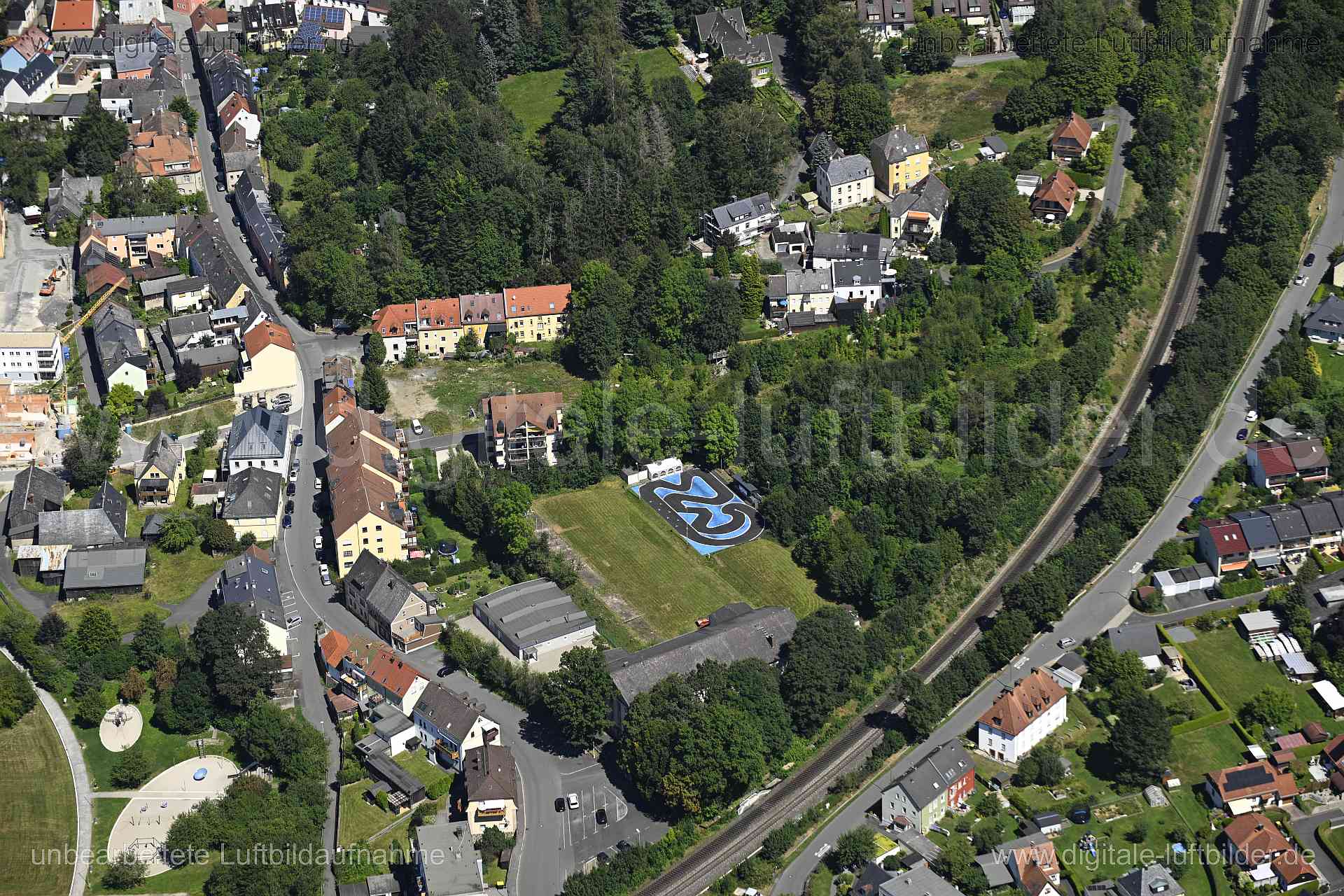 Titel: Marktredwitz, Bildnummer: n550580, Ort / Stadt: Marktredwitz, (Land)Kreis: Landkreis Wunsiedel im Fichtelgebirge, Regierungsbezirk: Oberfranken, Bundesland: Bayern, Aufnahmedatum: 11.08.2024, Schlagwörter: Deutschland, , Autorennbahn, Rennstrecke, Go-Kart-Bahn, Monat: August, Jahreszeit: Sommer, Tageszeit: Mittag / Nachmittag, Jahr: 2024, Flug ID: 20240811, Bildstatus: unbearbeitetes Rohbild, Bildabmessung: 8256 x 5504 Pixel, Fotograf & Copyright: Oliver Acker
