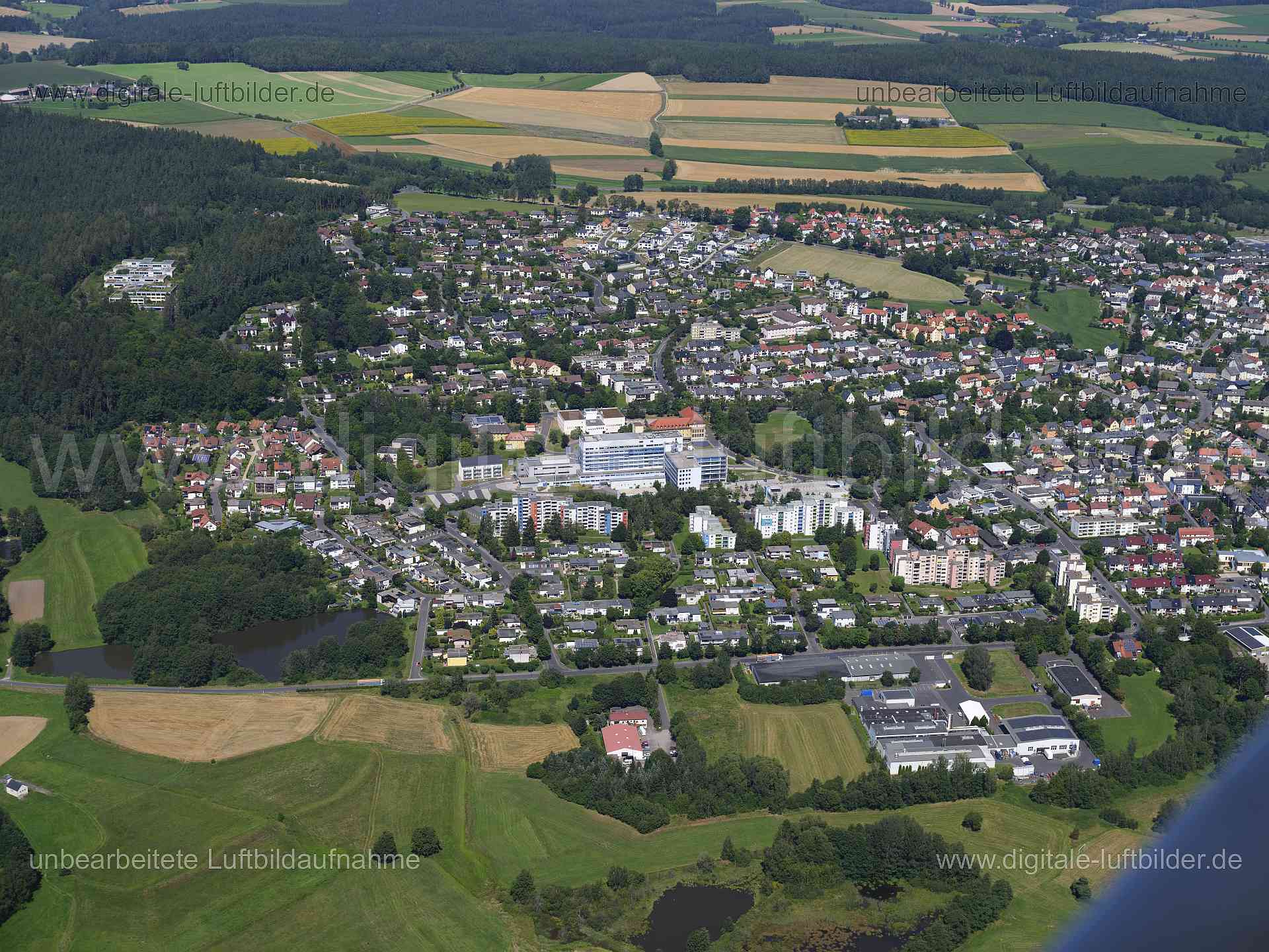 Titel: Marktredwitz-Oberredwitz, Bildnummer: f551110, Ort / Stadt: Marktredwitz, (Land)Kreis: Landkreis Wunsiedel im Fichtelgebirge, Regierungsbezirk: Oberfranken, Bundesland: Bayern, Aufnahmedatum: 11.08.2024, Schlagwörter: Deutschland, , Marktredwitz-Oberredwitz, Monat: August, Jahreszeit: Sommer, Tageszeit: Mittag / Nachmittag, Jahr: 2024, Flug ID: 20240811, Bildstatus: unbearbeitetes Rohbild, Bildabmessung: 11648 x 8736 Pixel, Fotograf & Copyright: Oliver Acker