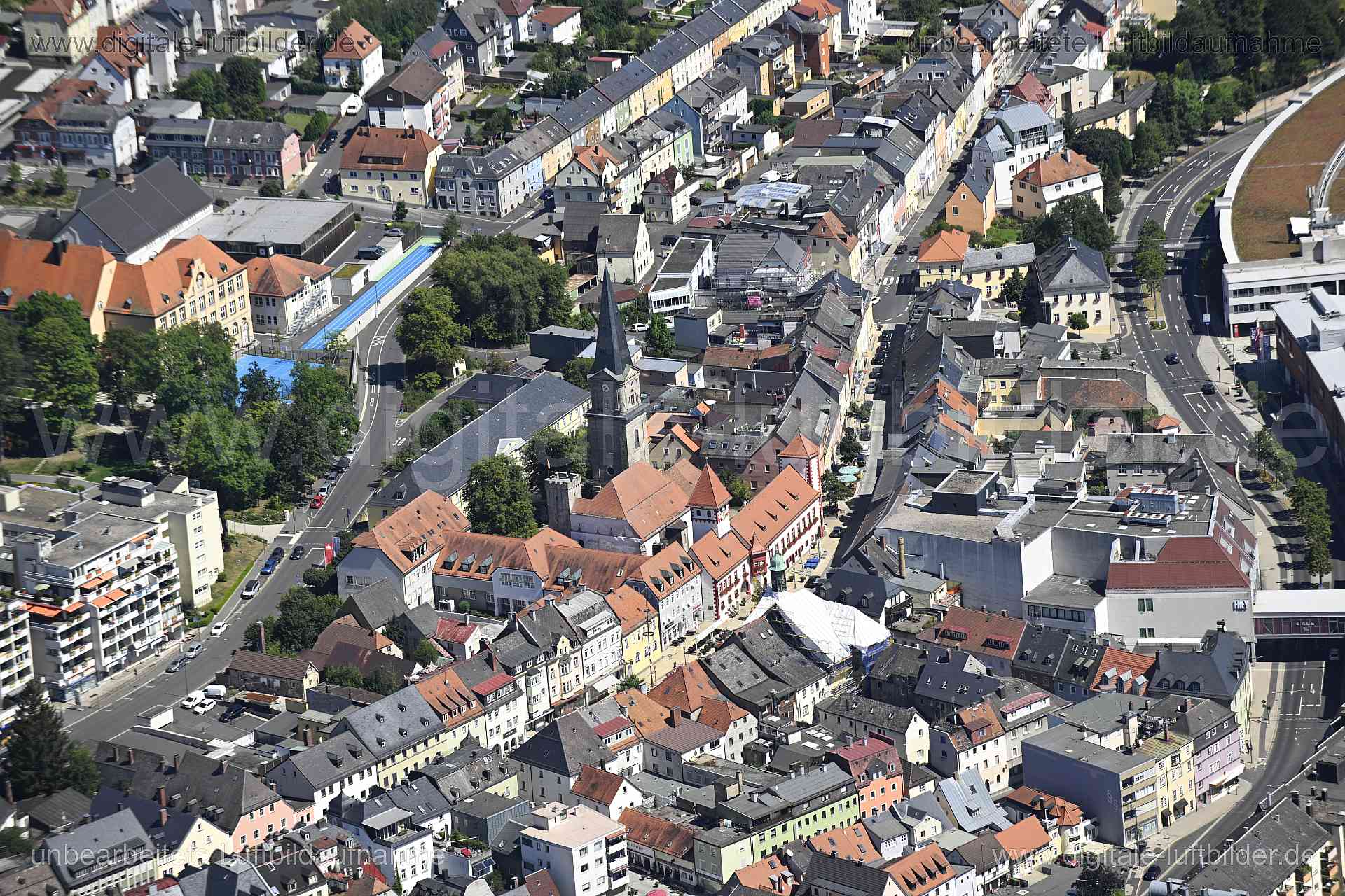 Titel: Marktredwitz - Altstadt, Bildnummer: n550620, Ort / Stadt: Marktredwitz, (Land)Kreis: Landkreis Wunsiedel im Fichtelgebirge, Regierungsbezirk: Oberfranken, Bundesland: Bayern, Aufnahmedatum: 11.08.2024, Schlagwörter: Deutschland, , Altstadt, St. Bartholomäus Kirche, Kirche, Monat: August, Jahreszeit: Sommer, Tageszeit: Mittag / Nachmittag, Jahr: 2024, Flug ID: 20240811, Bildstatus: unbearbeitetes Rohbild, Bildabmessung: 8256 x 5504 Pixel, Fotograf & Copyright: Oliver Acker