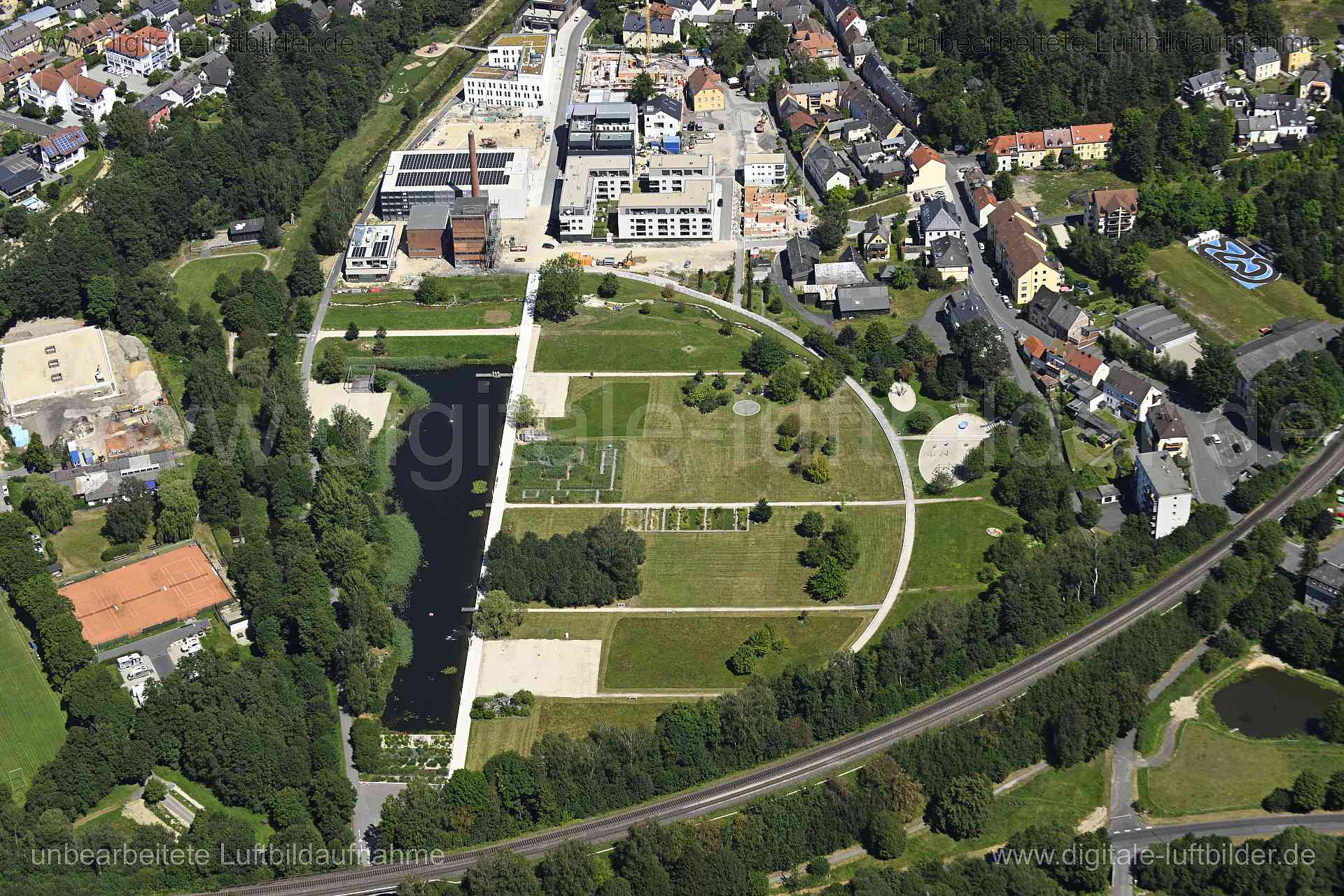 Titel: Marktredwitz - Auenpark, Bildnummer: n550590, Ort / Stadt: Marktredwitz, (Land)Kreis: Landkreis Wunsiedel im Fichtelgebirge, Regierungsbezirk: Oberfranken, Bundesland: Bayern, Aufnahmedatum: 11.08.2024, Schlagwörter: Deutschland, , Auenpark, Park, Monat: August, Jahreszeit: Sommer, Tageszeit: Mittag / Nachmittag, Jahr: 2024, Flug ID: 20240811, Bildstatus: unbearbeitetes Rohbild, Bildabmessung: 8256 x 5504 Pixel, Fotograf & Copyright: Oliver Acker