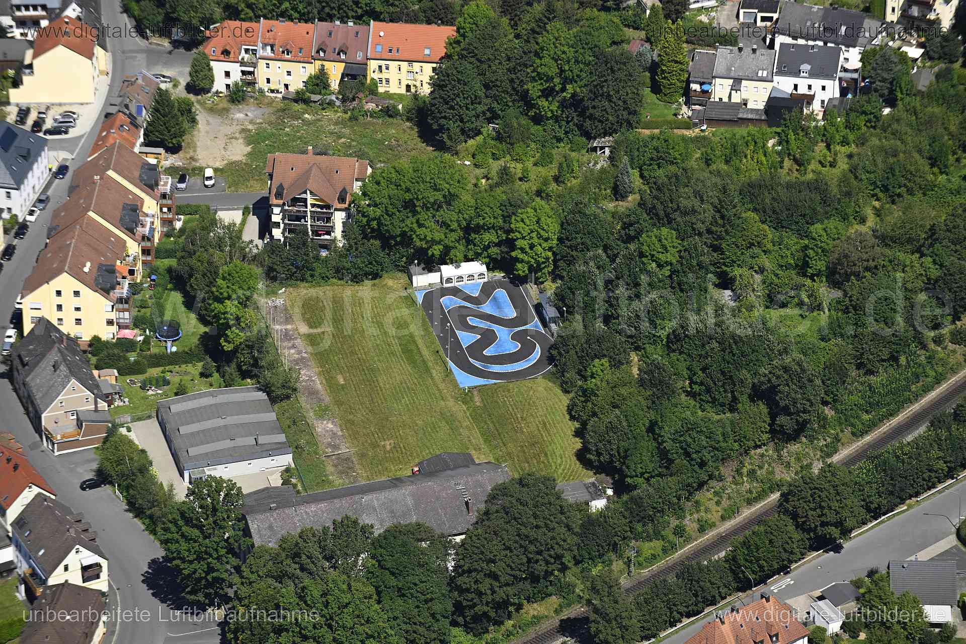 Titel: Marktredwitz - Dörflas, Bildnummer: n550560, Ort / Stadt: Marktredwitz, (Land)Kreis: Landkreis Wunsiedel im Fichtelgebirge, Regierungsbezirk: Oberfranken, Bundesland: Bayern, Aufnahmedatum: 11.08.2024, Schlagwörter: Deutschland, , Autorennbahn, Rennstrecke, Go-Kart-Bahn, Monat: August, Jahreszeit: Sommer, Tageszeit: Mittag / Nachmittag, Jahr: 2024, Flug ID: 20240811, Bildstatus: unbearbeitetes Rohbild, Bildabmessung: 8256 x 5504 Pixel, Fotograf & Copyright: Oliver Acker