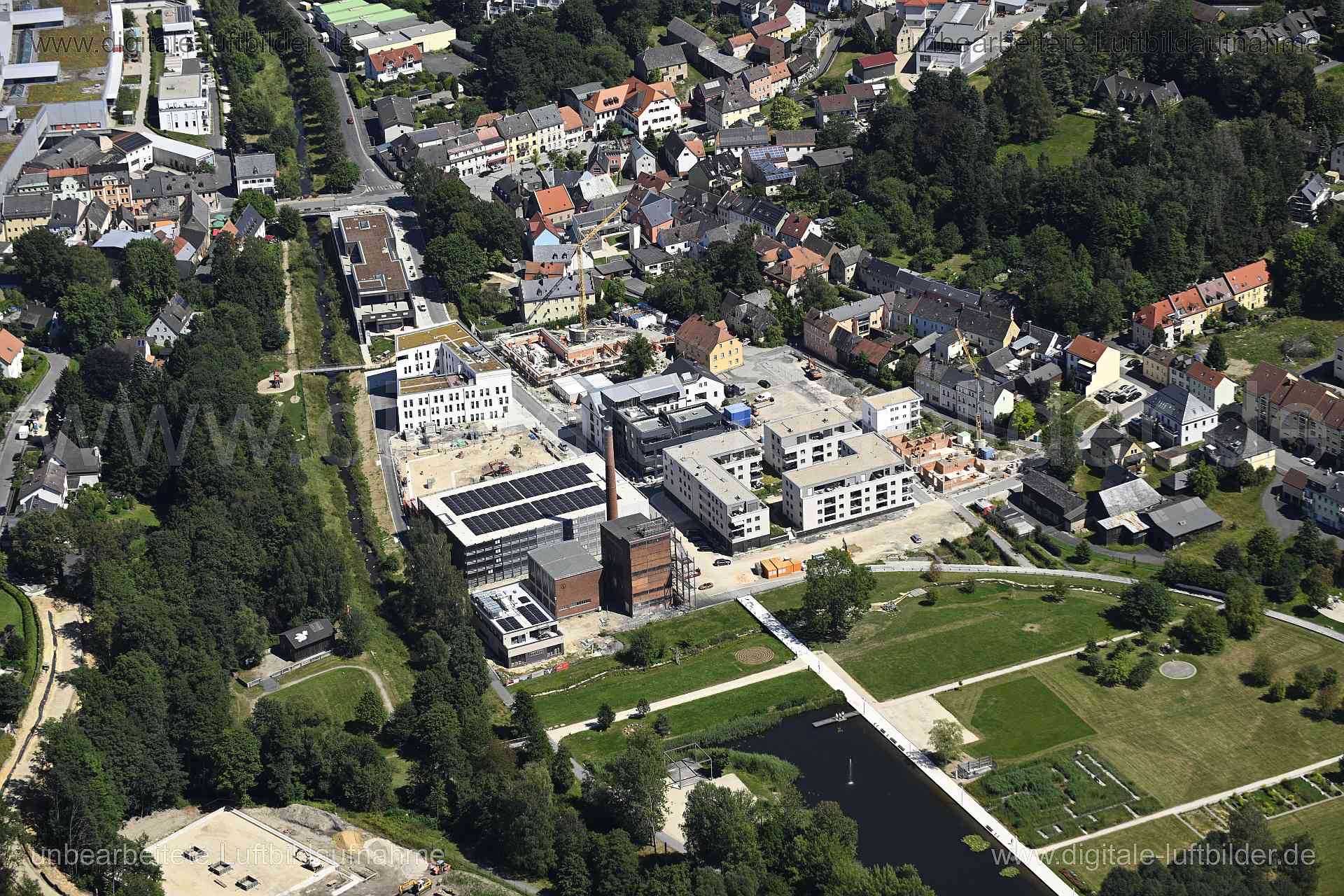 Titel: Marktredwitz - Fabrikstraße, Bildnummer: n550610, Ort / Stadt: Marktredwitz, (Land)Kreis: Landkreis Wunsiedel im Fichtelgebirge, Regierungsbezirk: Oberfranken, Bundesland: Bayern, Aufnahmedatum: 11.08.2024, Schlagwörter: Deutschland, , Auenpark, Park, Fabrikstraße, Monat: August, Jahreszeit: Sommer, Tageszeit: Mittag / Nachmittag, Jahr: 2024, Flug ID: 20240811, Bildstatus: unbearbeitetes Rohbild, Bildabmessung: 8256 x 5504 Pixel, Fotograf & Copyright: Oliver Acker