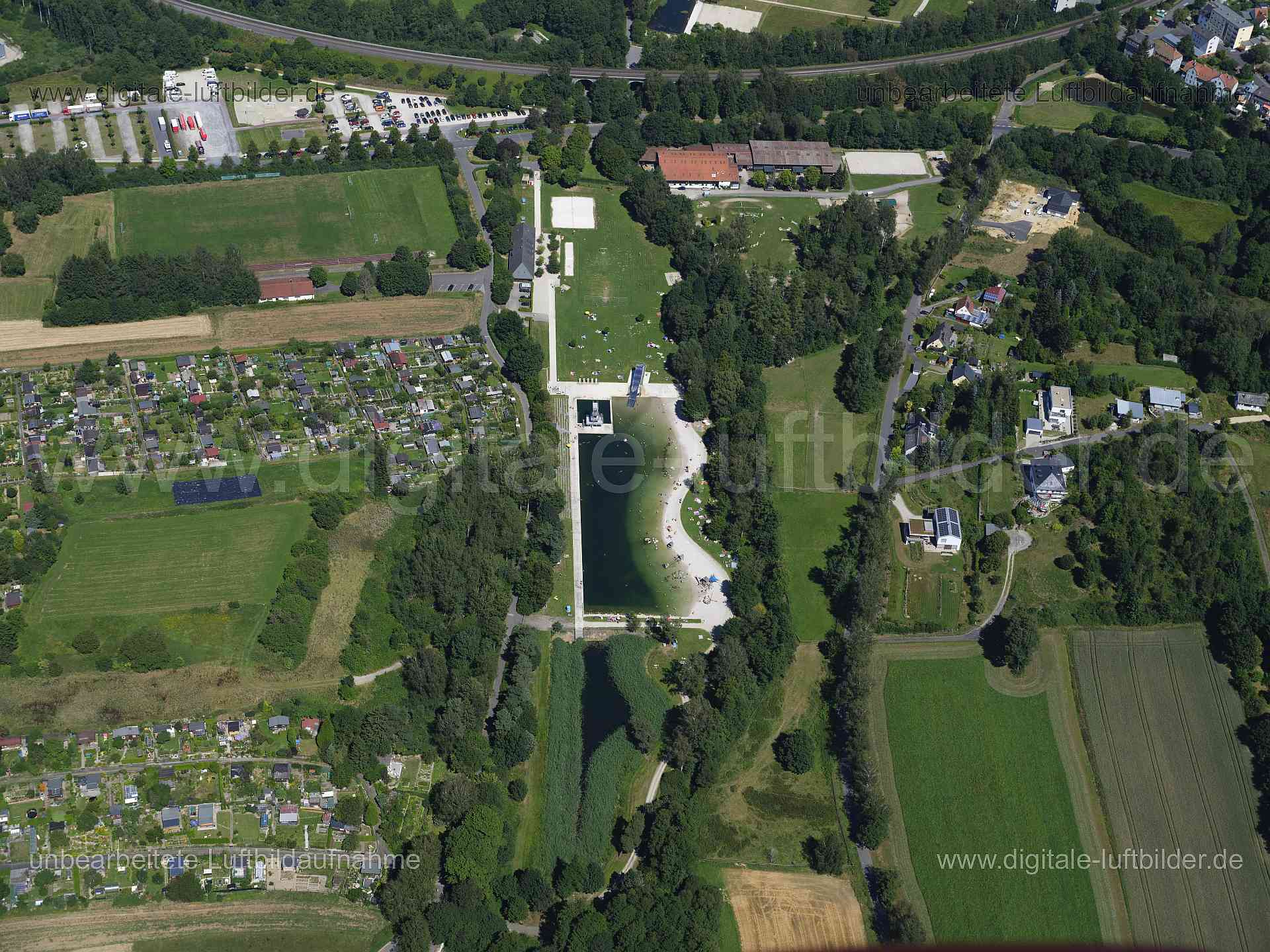 Titel: Naturfreibad Marktredwitz, Bildnummer: f551090, Ort / Stadt: Marktredwitz, (Land)Kreis: Landkreis Wunsiedel im Fichtelgebirge, Regierungsbezirk: Oberfranken, Bundesland: Bayern, Aufnahmedatum: 11.08.2024, Schlagwörter: Deutschland, , Naturfreibad, Freibad, Schwimmbad, Strand, Sandstrand, Monat: August, Jahreszeit: Sommer, Tageszeit: Mittag / Nachmittag, Jahr: 2024, Flug ID: 20240811, Bildstatus: unbearbeitetes Rohbild, Bildabmessung: 11648 x 8736 Pixel, Fotograf & Copyright: Oliver Acker