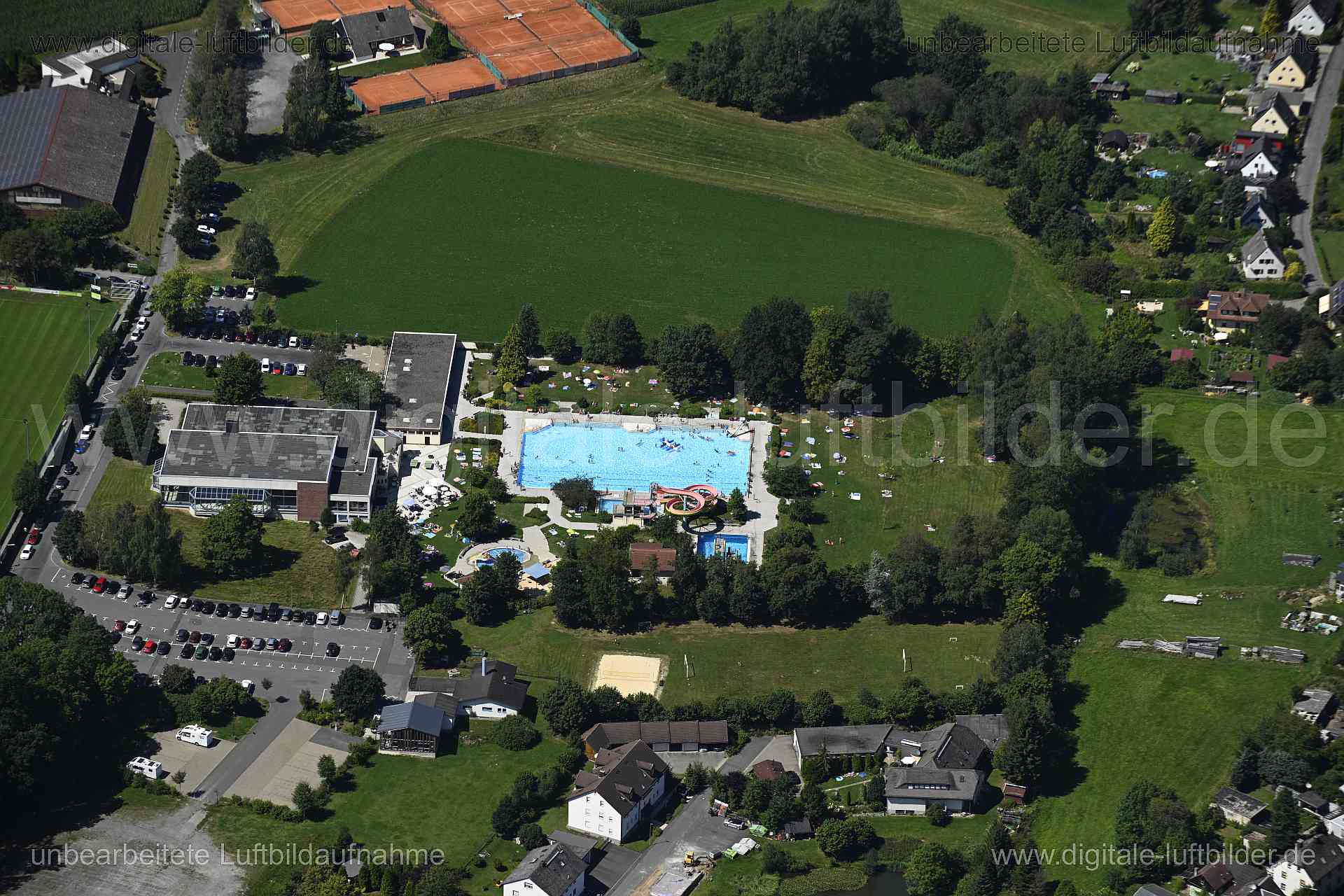 Titel: Freibad Münchberg, Bildnummer: n550820, Ort / Stadt: Münchberg, (Land)Kreis: Landkreis Hof, Regierungsbezirk: Oberfranken, Bundesland: Bayern, Aufnahmedatum: 11.08.2024, Schlagwörter: Deutschland, , Freibad Münchberg, Freibad, Schwimmbad, Schwimmbecken, Monat: August, Jahreszeit: Sommer, Tageszeit: Mittag / Nachmittag, Jahr: 2024, Flug ID: 20240811, Bildstatus: unbearbeitetes Rohbild, Bildabmessung: 8256 x 5504 Pixel, Fotograf & Copyright: Oliver Acker