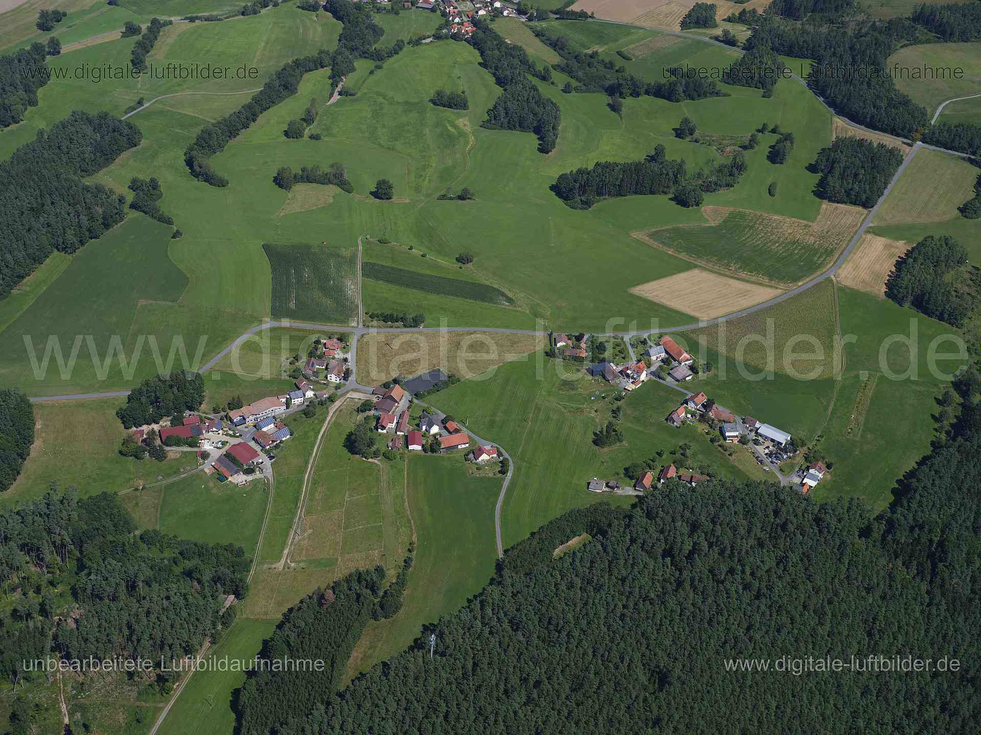 Titel: Horlachen, Bildnummer: f552070, Ort / Stadt: Münchberg, (Land)Kreis: Lankreis Hof, Regierungsbezirk: Oberfranken, Bundesland: Bayern, Aufnahmedatum: 11.08.2024, Schlagwörter: Deutschland, , Horlachen, Dorf, Weiler, Monat: August, Jahreszeit: Sommer, Tageszeit: Mittag / Nachmittag, Jahr: 2024, Flug ID: 20240811, Bildstatus: unbearbeitetes Rohbild, Bildabmessung: 11648 x 8736 Pixel, Fotograf & Copyright: Oliver Acker