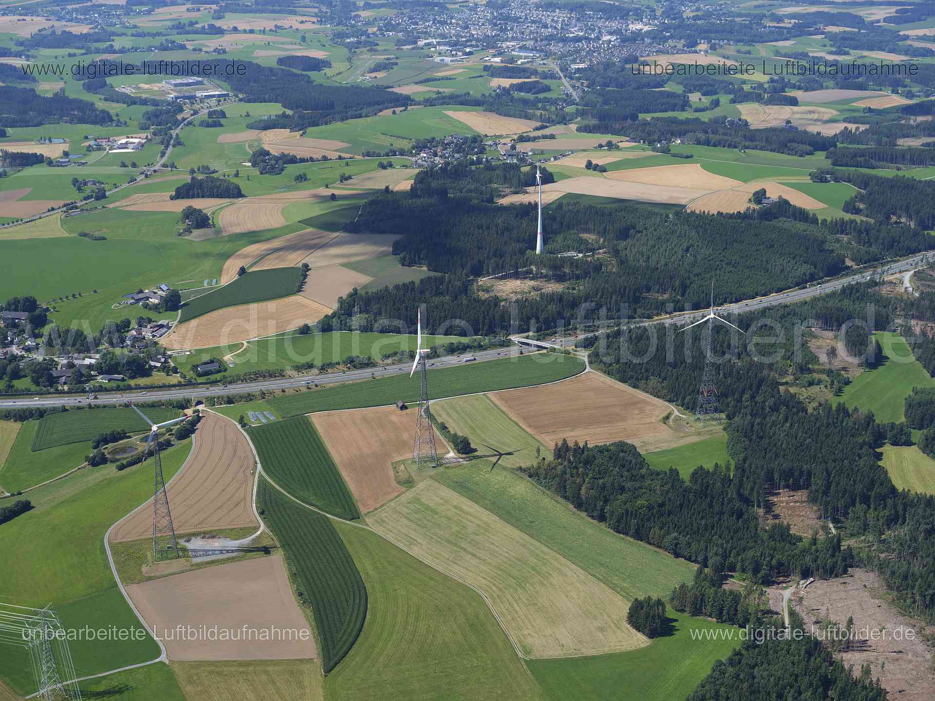 Titel: Münchberg, Bildnummer: f551770, Ort / Stadt: Münchberg, (Land)Kreis: Landkreis Hof, Regierungsbezirk: Oberfranken, Bundesland: Bayern, Aufnahmedatum: 11.08.2024, Schlagwörter: Deutschland, , Windräder, Windkraft, Panorama, Autobahn, Autobahn A9, BAB 9, Monat: August, Jahreszeit: Sommer, Tageszeit: Mittag / Nachmittag, Jahr: 2024, Flug ID: 20240811, Bildstatus: unbearbeitetes Rohbild, Bildabmessung: 11648 x 8736 Pixel, Fotograf & Copyright: Oliver Acker