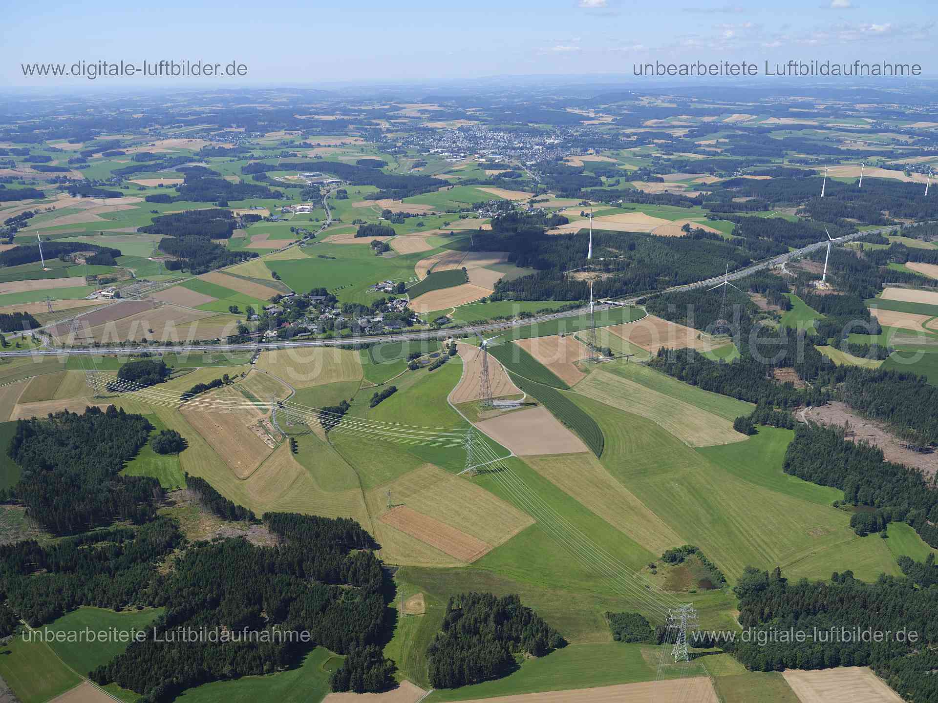 Titel: Münchberg, Bildnummer: f551780, Ort / Stadt: Münchberg, (Land)Kreis: Landkreis Hof, Regierungsbezirk: Oberfranken, Bundesland: Bayern, Aufnahmedatum: 11.08.2024, Schlagwörter: Deutschland, , Windräder, Windkraft, Panorama, Autobahn, Autobahn A9, BAB 9, Monat: August, Jahreszeit: Sommer, Tageszeit: Mittag / Nachmittag, Jahr: 2024, Flug ID: 20240811, Bildstatus: unbearbeitetes Rohbild, Bildabmessung: 11648 x 8736 Pixel, Fotograf & Copyright: Oliver Acker