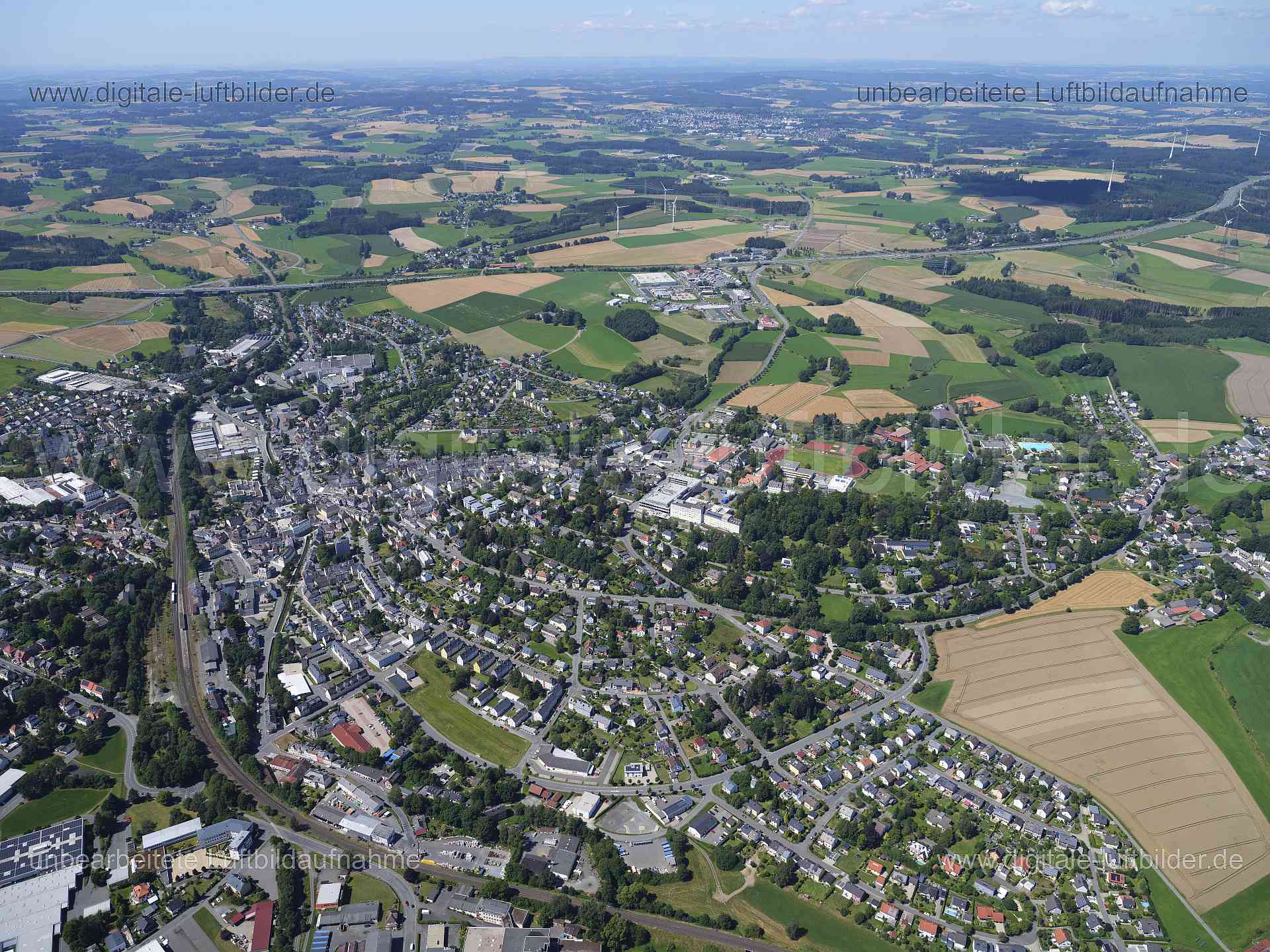 Titel: Münchberg, Bildnummer: f551810, Ort / Stadt: Münchberg, (Land)Kreis: Landkreis Hof, Regierungsbezirk: Oberfranken, Bundesland: Bayern, Aufnahmedatum: 11.08.2024, Schlagwörter: Deutschland, , Münchberg, Panorama, Himmel. Horizont, Monat: August, Jahreszeit: Sommer, Tageszeit: Mittag / Nachmittag, Jahr: 2024, Flug ID: 20240811, Bildstatus: unbearbeitetes Rohbild, Bildabmessung: 11648 x 8736 Pixel, Fotograf & Copyright: Oliver Acker