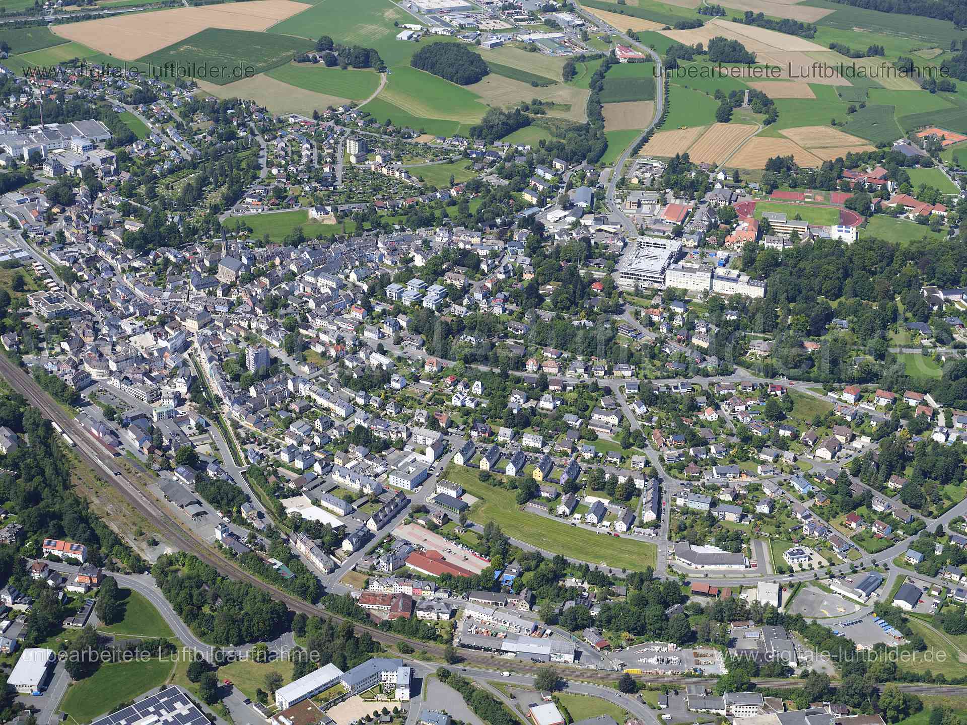 Titel: Münchberg, Bildnummer: f551830, Ort / Stadt: Münchberg, (Land)Kreis: Landkreis Hof, Regierungsbezirk: Oberfranken, Bundesland: Bayern, Aufnahmedatum: 11.08.2024, Schlagwörter: Deutschland, , Münchberg, Monat: August, Jahreszeit: Sommer, Tageszeit: Mittag / Nachmittag, Jahr: 2024, Flug ID: 20240811, Bildstatus: unbearbeitetes Rohbild, Bildabmessung: 11648 x 8736 Pixel, Fotograf & Copyright: Oliver Acker