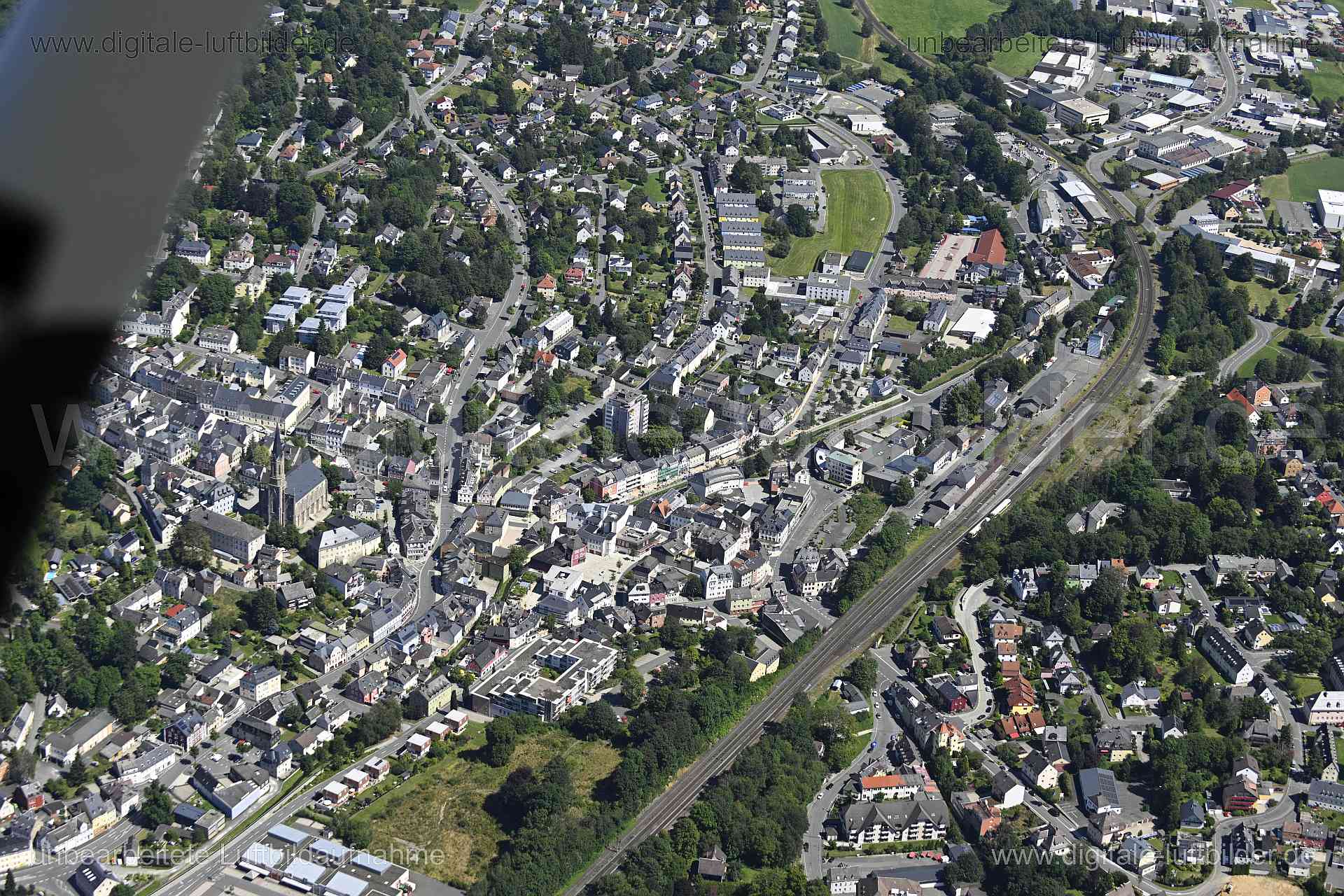 Titel: Münchberg, Bildnummer: n550890, Ort / Stadt: Münchberg, (Land)Kreis: Landkreis Hof, Regierungsbezirk: Oberfranken, Bundesland: Bayern, Aufnahmedatum: 11.08.2024, Schlagwörter: Deutschland, , Münchberg, Bahn, Gleis, Zug, Wagon, Deutsche Bahn, Monat: August, Jahreszeit: Sommer, Tageszeit: Mittag / Nachmittag, Jahr: 2024, Flug ID: 20240811, Bildstatus: unbearbeitetes Rohbild, Bildabmessung: 8256 x 5504 Pixel, Fotograf & Copyright: Oliver Acker