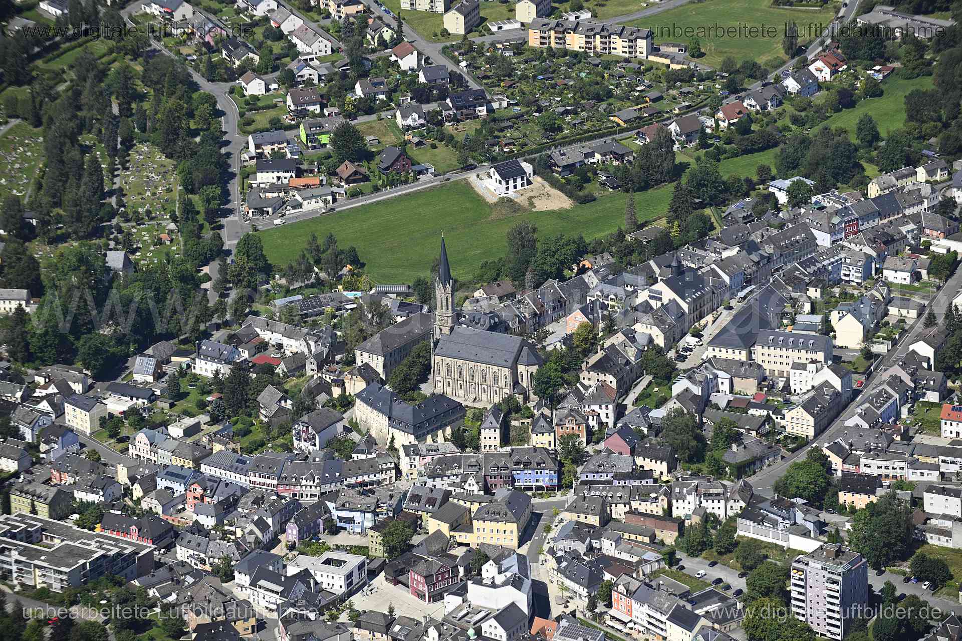 Titel: Münchberg - Stadtkirche Peter und Paul, Bildnummer: n550830, Ort / Stadt: Münchberg, (Land)Kreis: Landkreis Hof, Regierungsbezirk: Oberfranken, Bundesland: Bayern, Aufnahmedatum: 11.08.2024, Schlagwörter: Deutschland, , Stadtkirche Peter und Paul, Kirche, Lutherschule, Altstadt, Monat: August, Jahreszeit: Sommer, Tageszeit: Mittag / Nachmittag, Jahr: 2024, Flug ID: 20240811, Bildstatus: unbearbeitetes Rohbild, Bildabmessung: 8256 x 5504 Pixel, Fotograf & Copyright: Oliver Acker