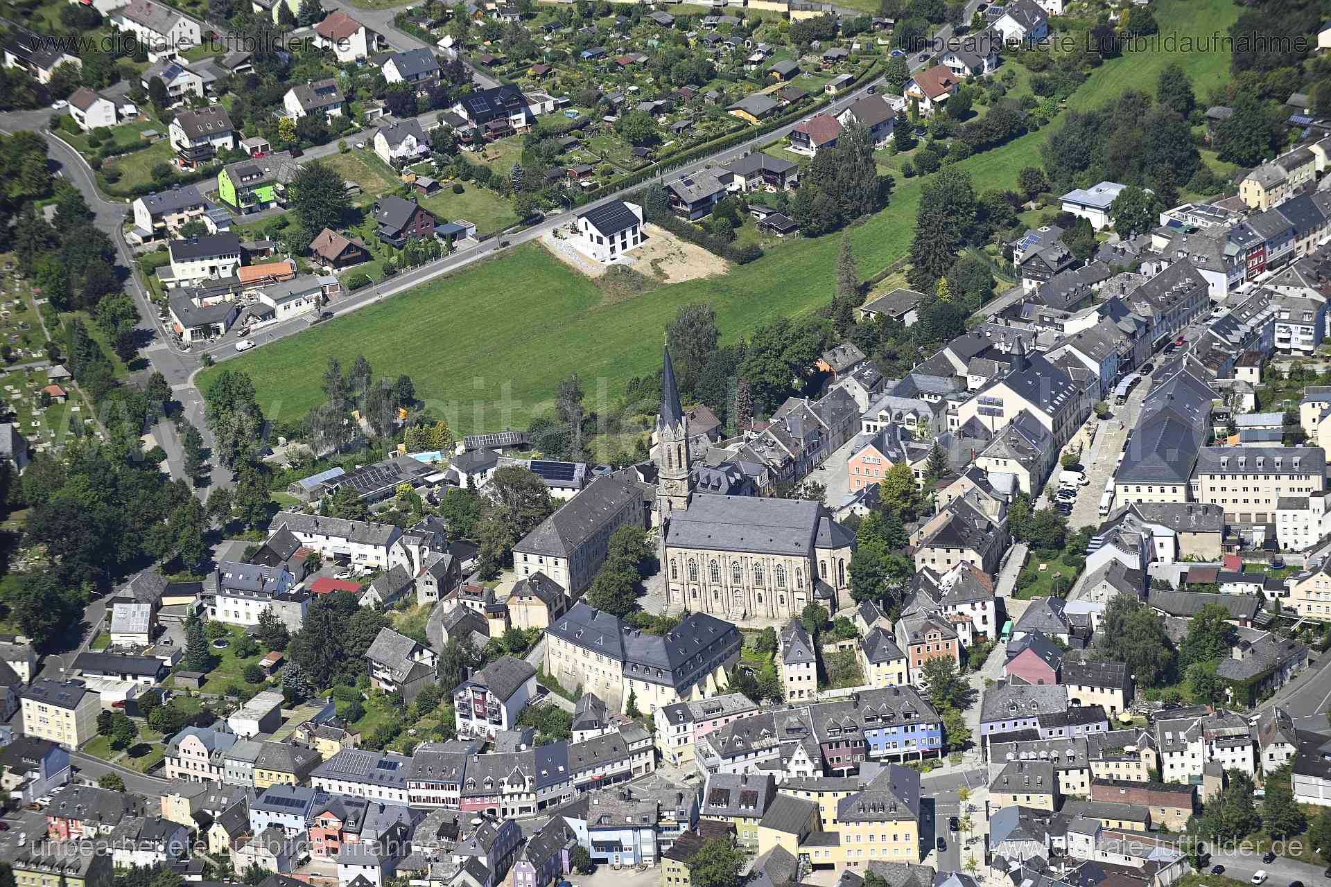 Titel: Münchberg - Stadtkirche Peter und Paul, Bildnummer: n550840, Ort / Stadt: Münchberg, (Land)Kreis: Landkreis Hof, Regierungsbezirk: Oberfranken, Bundesland: Bayern, Aufnahmedatum: 11.08.2024, Schlagwörter: Deutschland, , Stadtkirche Peter und Paul, Kirche, Lutherschule, Altstadt, Monat: August, Jahreszeit: Sommer, Tageszeit: Mittag / Nachmittag, Jahr: 2024, Flug ID: 20240811, Bildstatus: unbearbeitetes Rohbild, Bildabmessung: 8256 x 5504 Pixel, Fotograf & Copyright: Oliver Acker