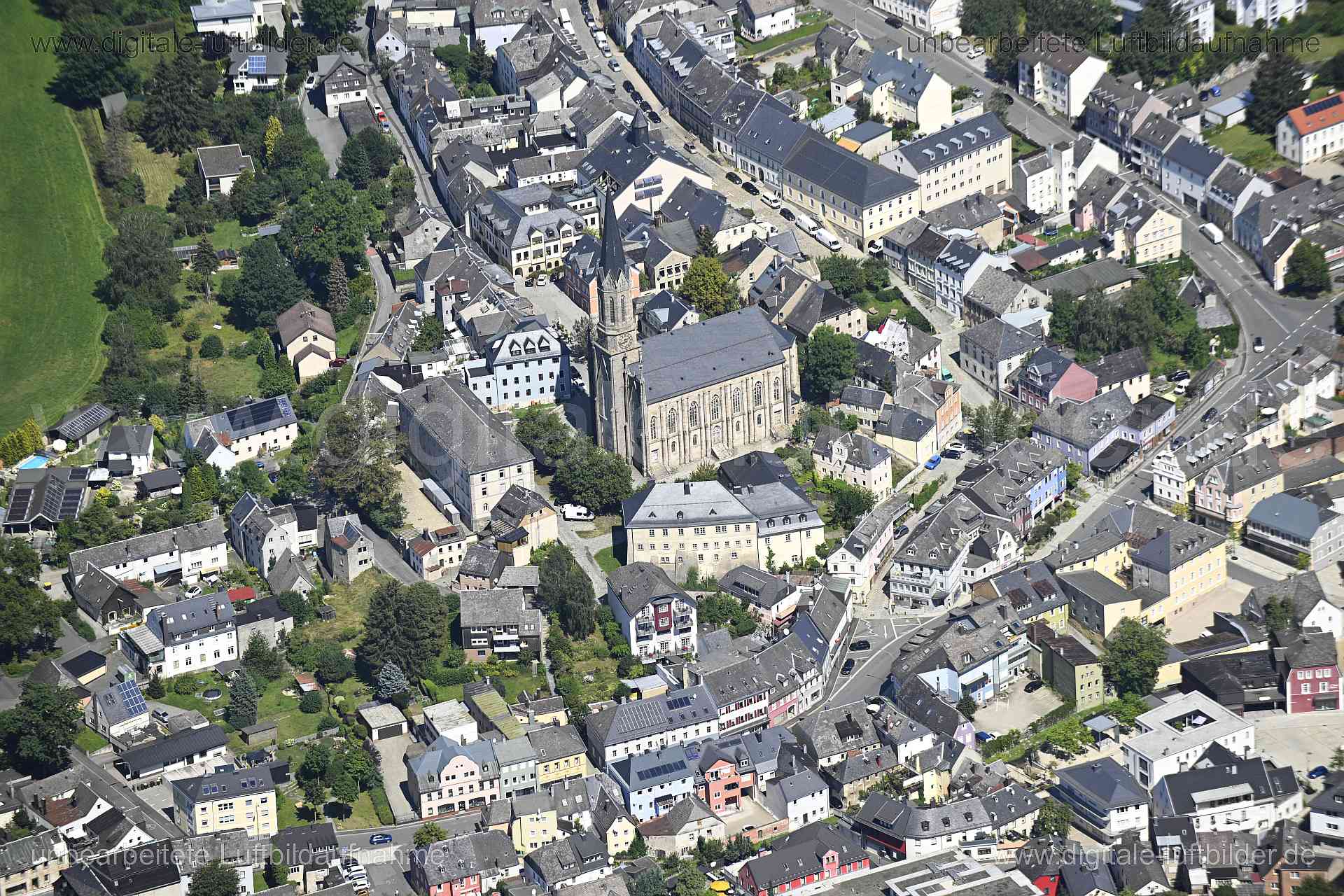 Titel: Münchberg - Stadtkirche Peter und Paul, Bildnummer: n550860, Ort / Stadt: Münchberg, (Land)Kreis: Landkreis Hof, Regierungsbezirk: Oberfranken, Bundesland: Bayern, Aufnahmedatum: 11.08.2024, Schlagwörter: Deutschland, , Stadtkirche Peter und Paul, Kirche, Lutherschule, Altstadt, Monat: August, Jahreszeit: Sommer, Tageszeit: Mittag / Nachmittag, Jahr: 2024, Flug ID: 20240811, Bildstatus: unbearbeitetes Rohbild, Bildabmessung: 8256 x 5504 Pixel, Fotograf & Copyright: Oliver Acker