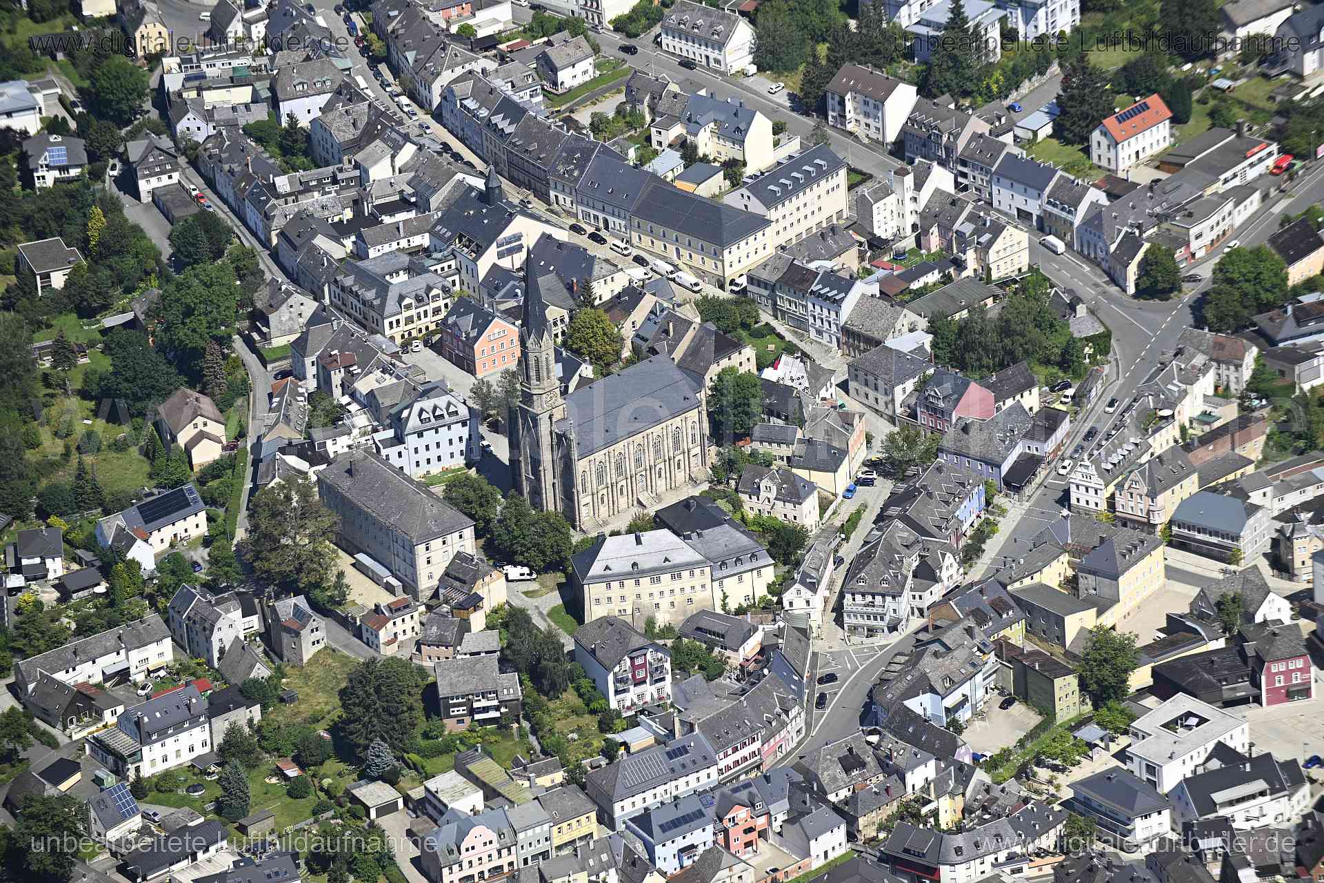 Titel: Münchberg - Stadtkirche Peter und Paul, Bildnummer: n550870, Ort / Stadt: Münchberg, (Land)Kreis: Landkreis Hof, Regierungsbezirk: Oberfranken, Bundesland: Bayern, Aufnahmedatum: 11.08.2024, Schlagwörter: Deutschland, , Stadtkirche Peter und Paul, Kirche, Lutherschule, Altstadt, Monat: August, Jahreszeit: Sommer, Tageszeit: Mittag / Nachmittag, Jahr: 2024, Flug ID: 20240811, Bildstatus: unbearbeitetes Rohbild, Bildabmessung: 8256 x 5504 Pixel, Fotograf & Copyright: Oliver Acker