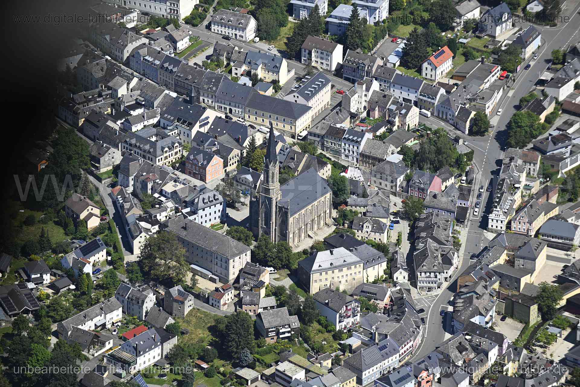 Titel: Münchberg - Stadtkirche Peter und Paul, Bildnummer: n550880, Ort / Stadt: Münchberg, (Land)Kreis: Landkreis Hof, Regierungsbezirk: Oberfranken, Bundesland: Bayern, Aufnahmedatum: 11.08.2024, Schlagwörter: Deutschland, , Stadtkirche Peter und Paul, Kirche, Lutherschule, Altstadt, Monat: August, Jahreszeit: Sommer, Tageszeit: Mittag / Nachmittag, Jahr: 2024, Flug ID: 20240811, Bildstatus: unbearbeitetes Rohbild, Bildabmessung: 8256 x 5504 Pixel, Fotograf & Copyright: Oliver Acker